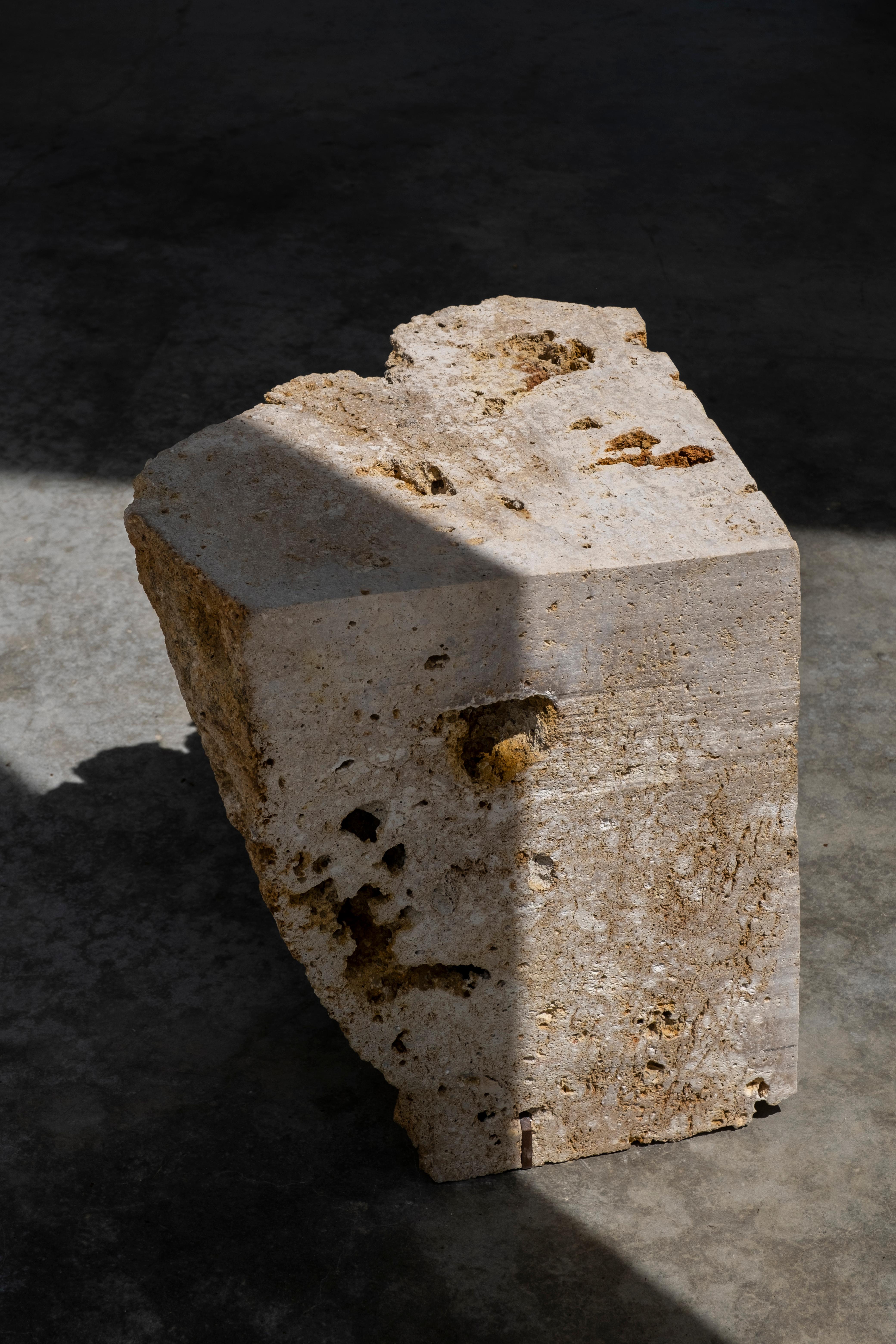 XXIe siècle et contemporain Table d'appoint en pierre naturelle brute par Frédéric Saulou en vente