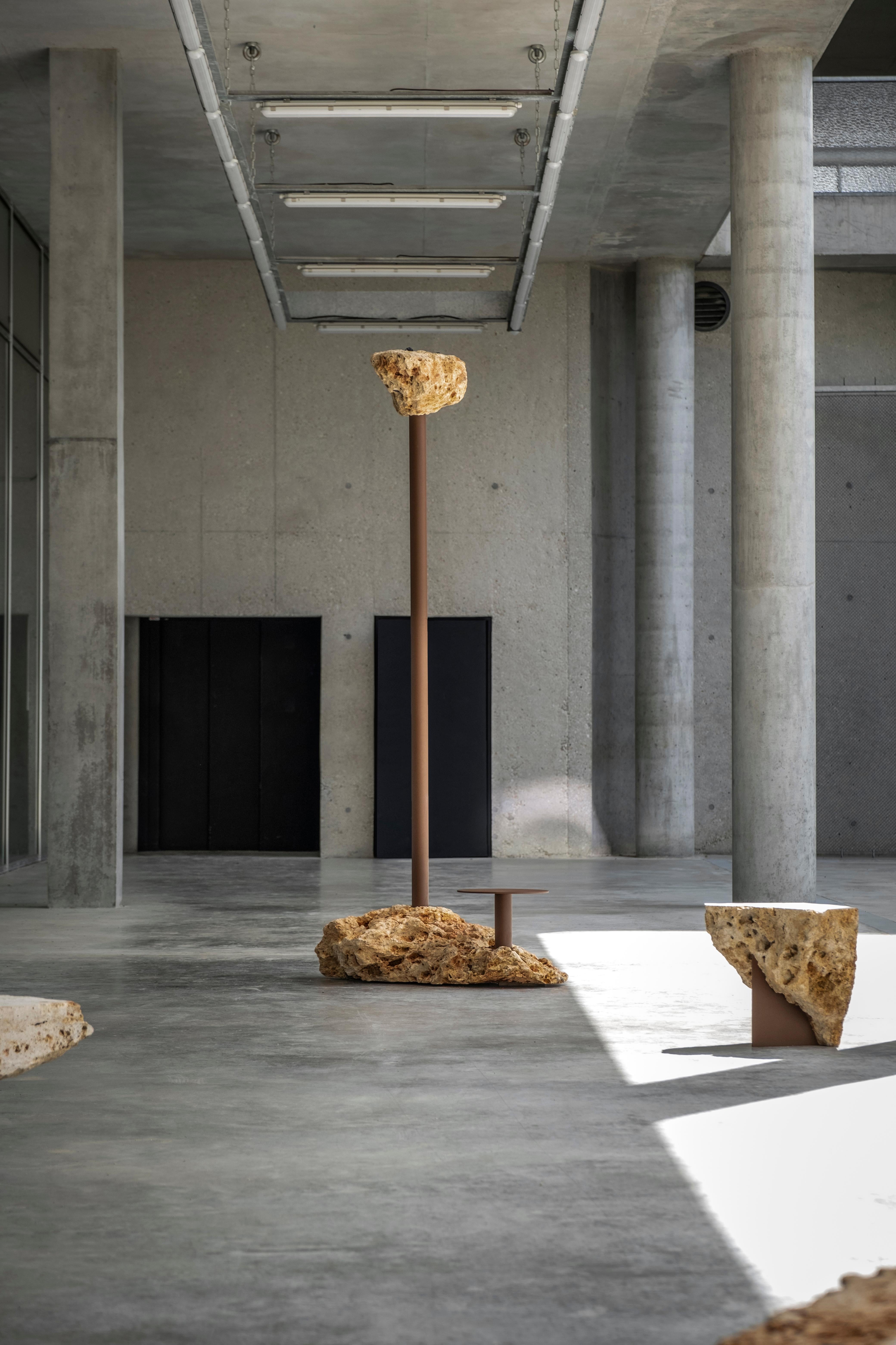 Table d'appoint en pierre naturelle brute par Frédéric Saulou en vente 1