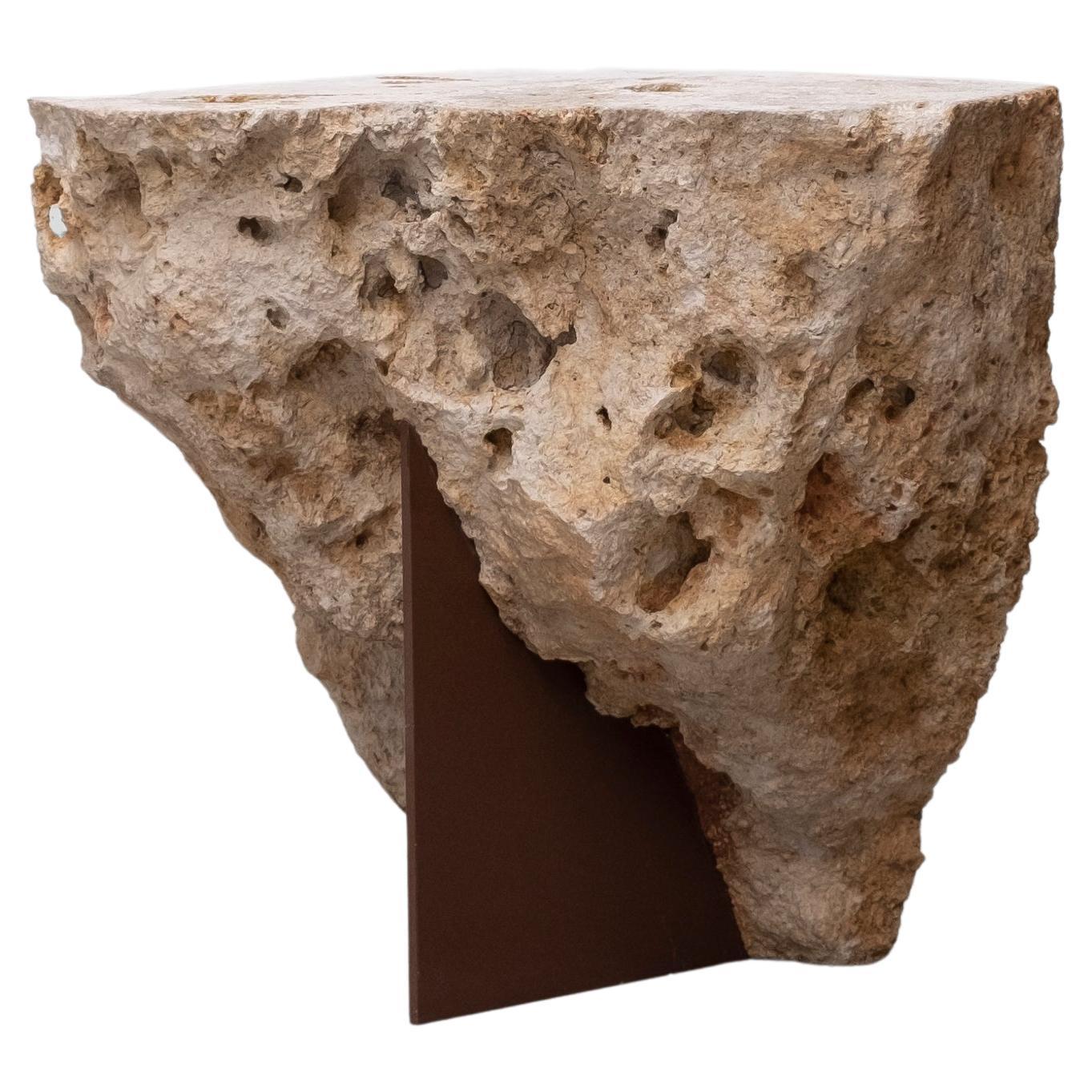 Mesa auxiliar de piedra natural rugosa de Frédéric Saulou