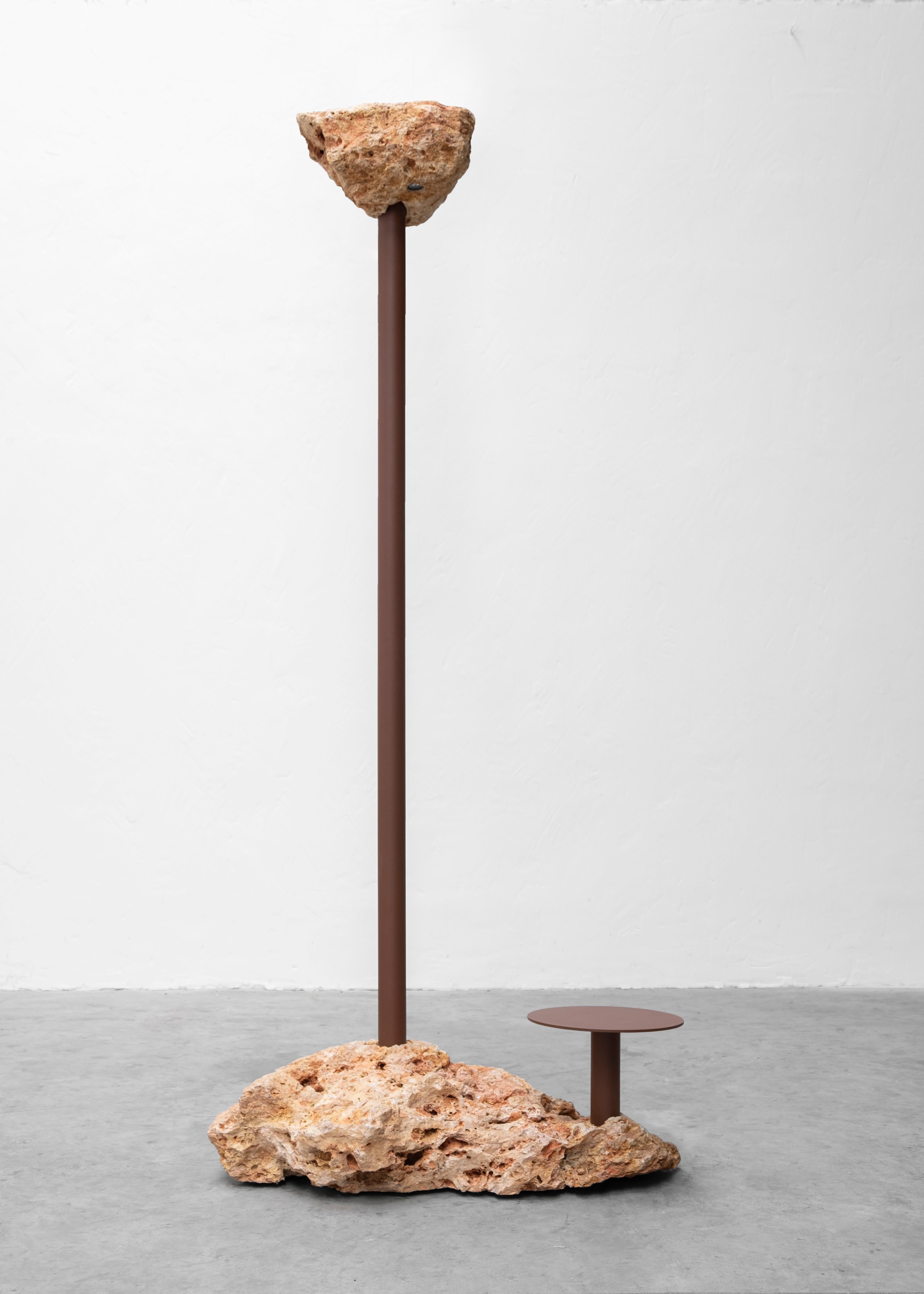 Lampada da terra solare Meulière Stone di Frédéric Saulou
Pezzo unico
Dimensioni: D 70 x L 120 x H 290 cm.
Materiali: Acciaio verniciato a polvere, pietra Meulière e spot LED solari.
Peso: 140 kg. 

Questa lampada da terra solare è anche un