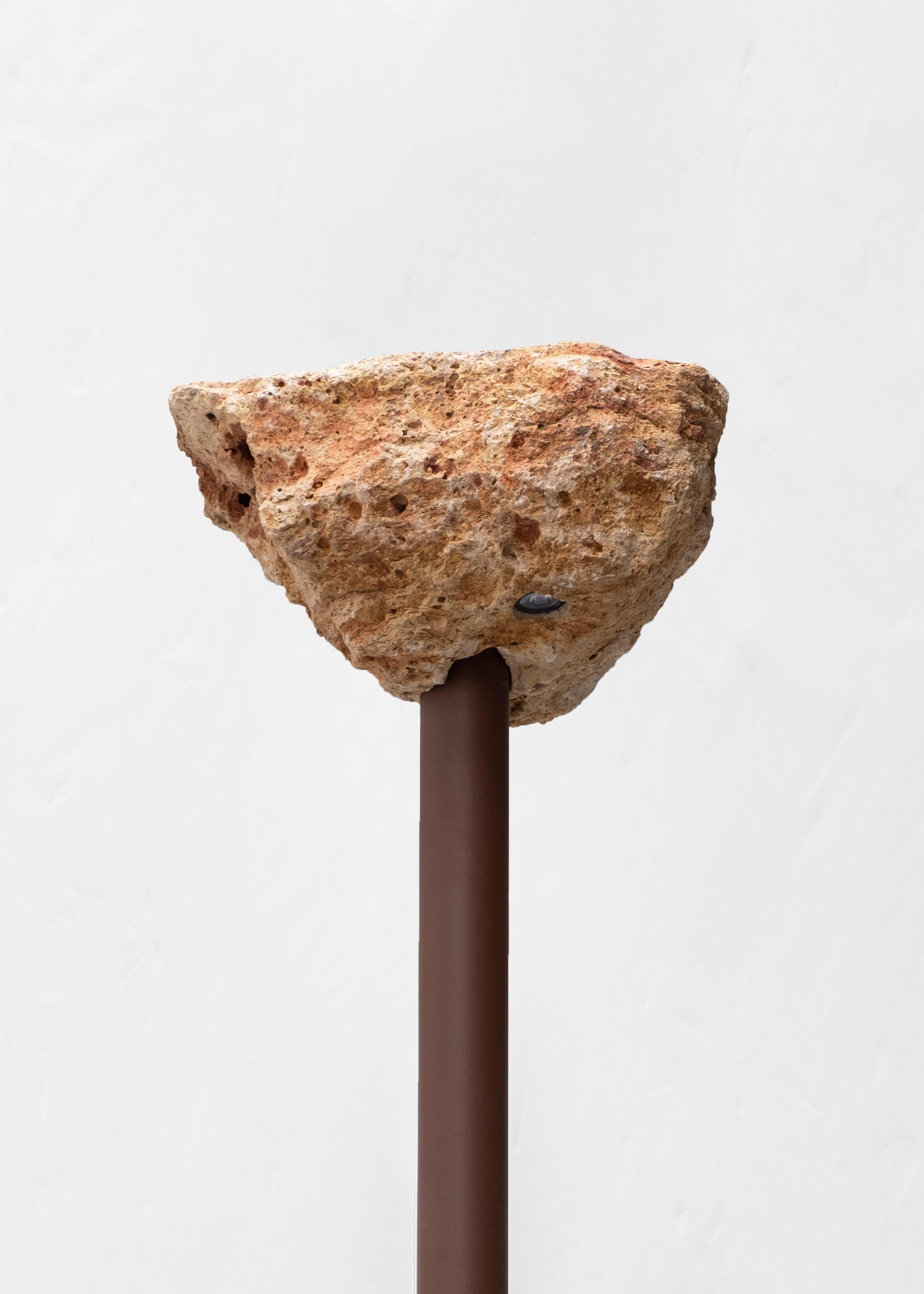Francese Lampada da terra solare con base in acciaio marrone e pietra naturale grezza di Frédéric Saulou in vendita