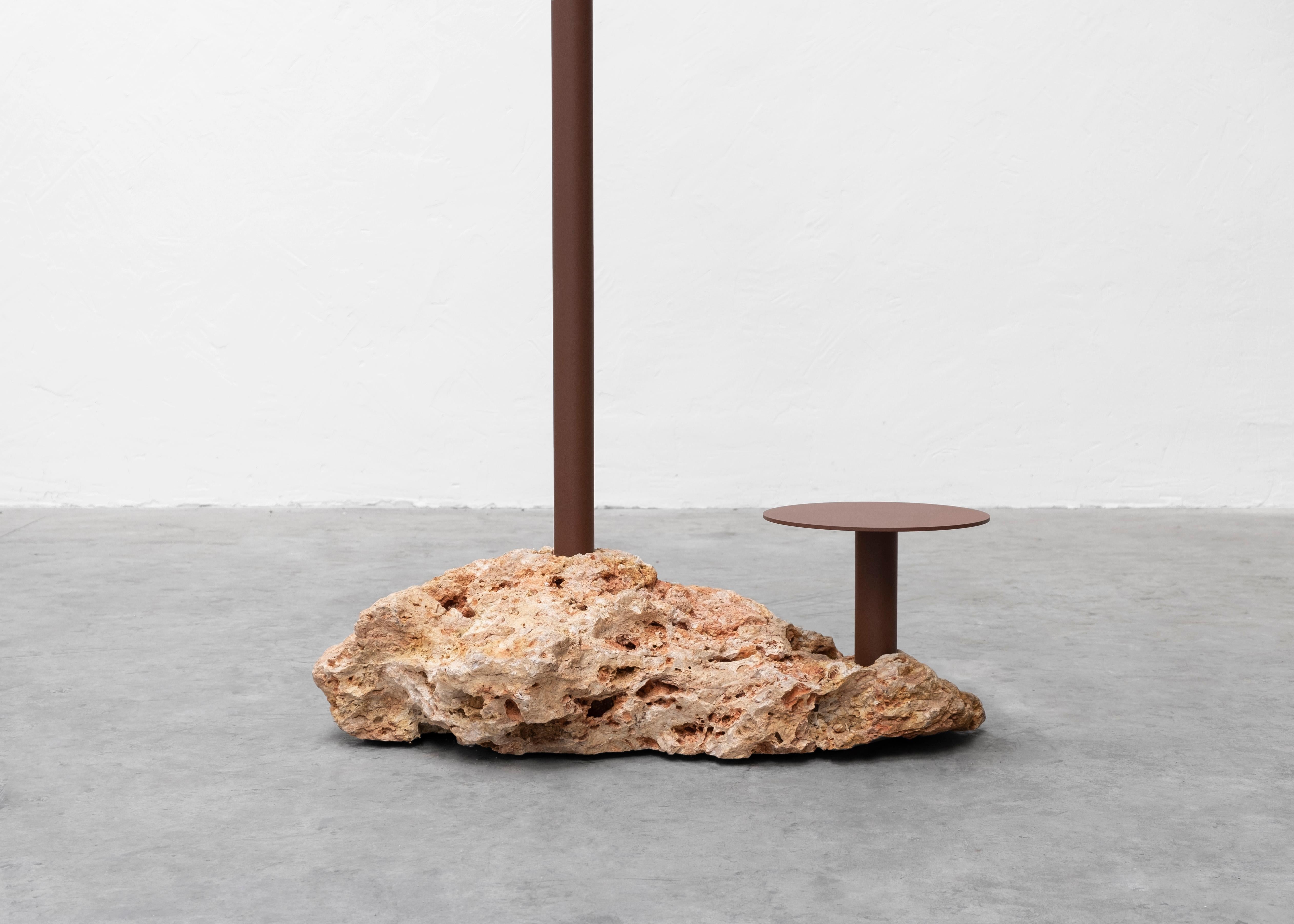Lampada da terra solare con base in acciaio marrone e pietra naturale grezza di Frédéric Saulou in vendita 1