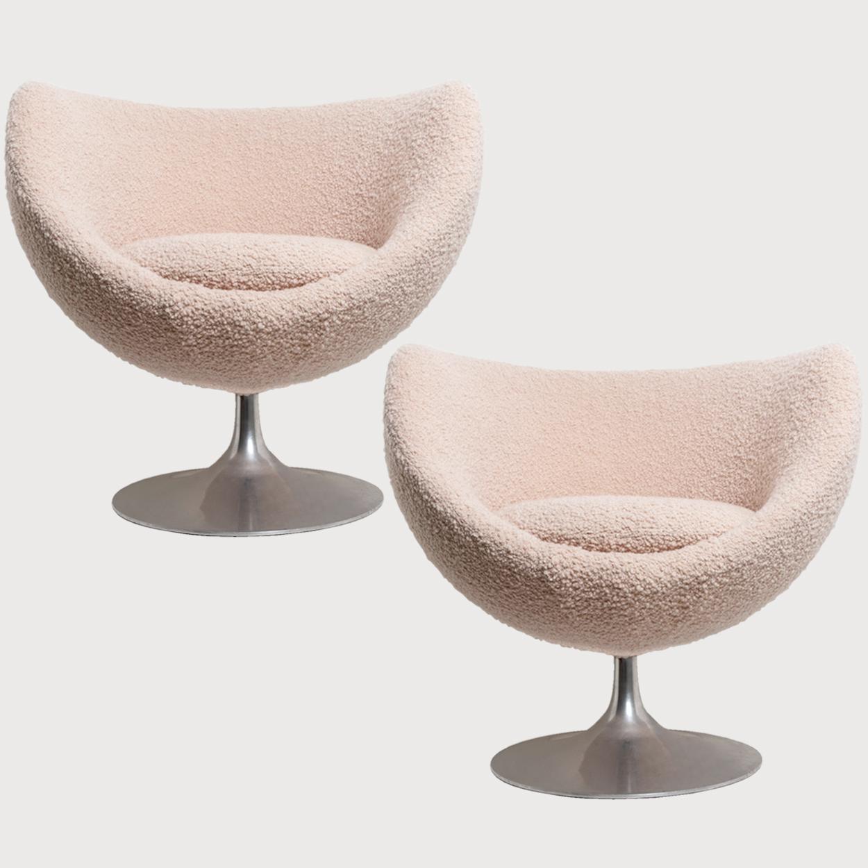 Timeless crocus ball armchair, designed by Pierre Guariche for Meurop Belgium, in 1967. 
The chair is reupholsered in a soft wool bouclé fabric by Dedar. The Karakorum 008 Nacré Rosée.
An uneven surface and textural richness are the distinctive