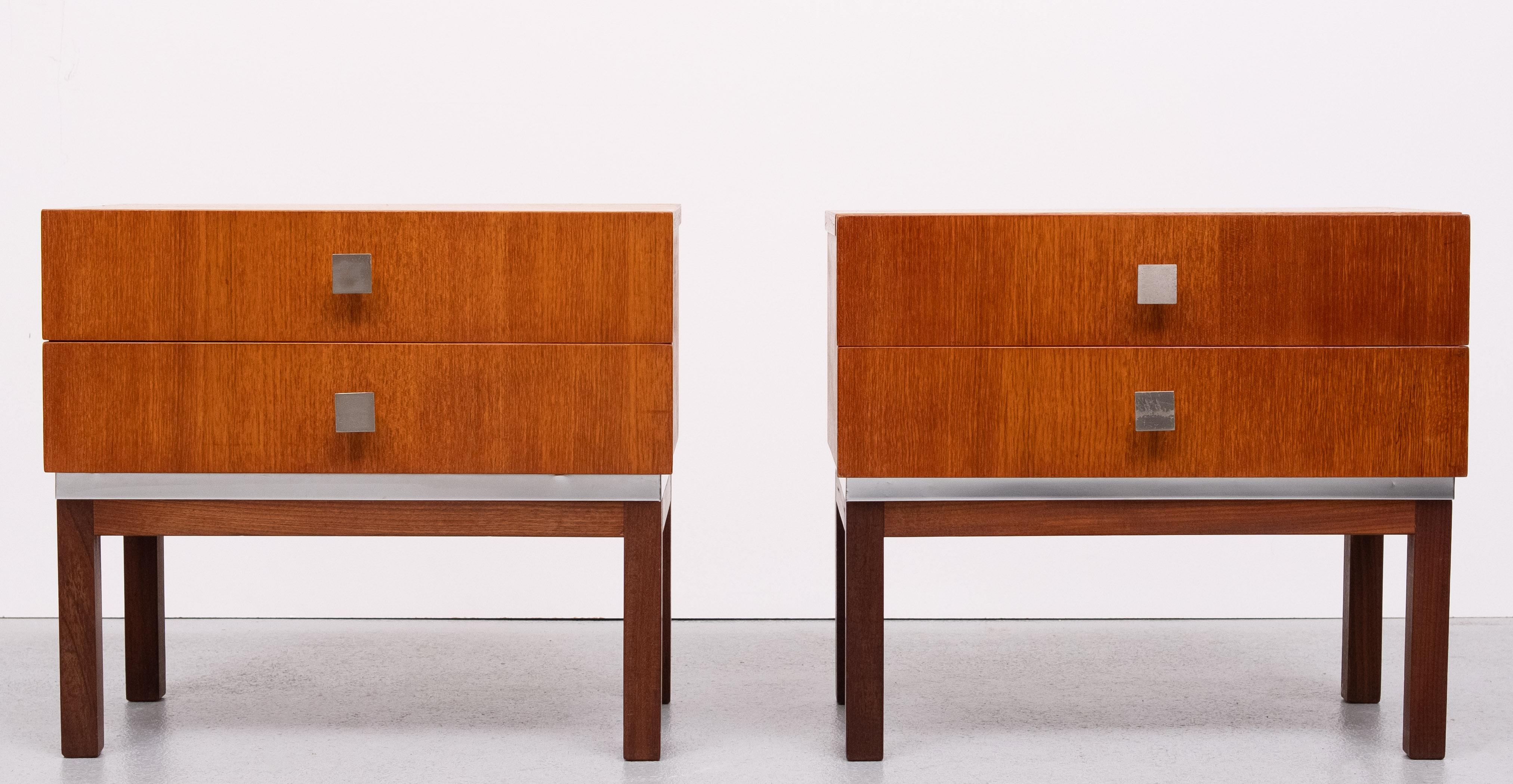 Pair Teak Nightstands . Nice clear lines .Good condition .
Manufactured by Meurop Belgium 1960s , 2 Drawers .