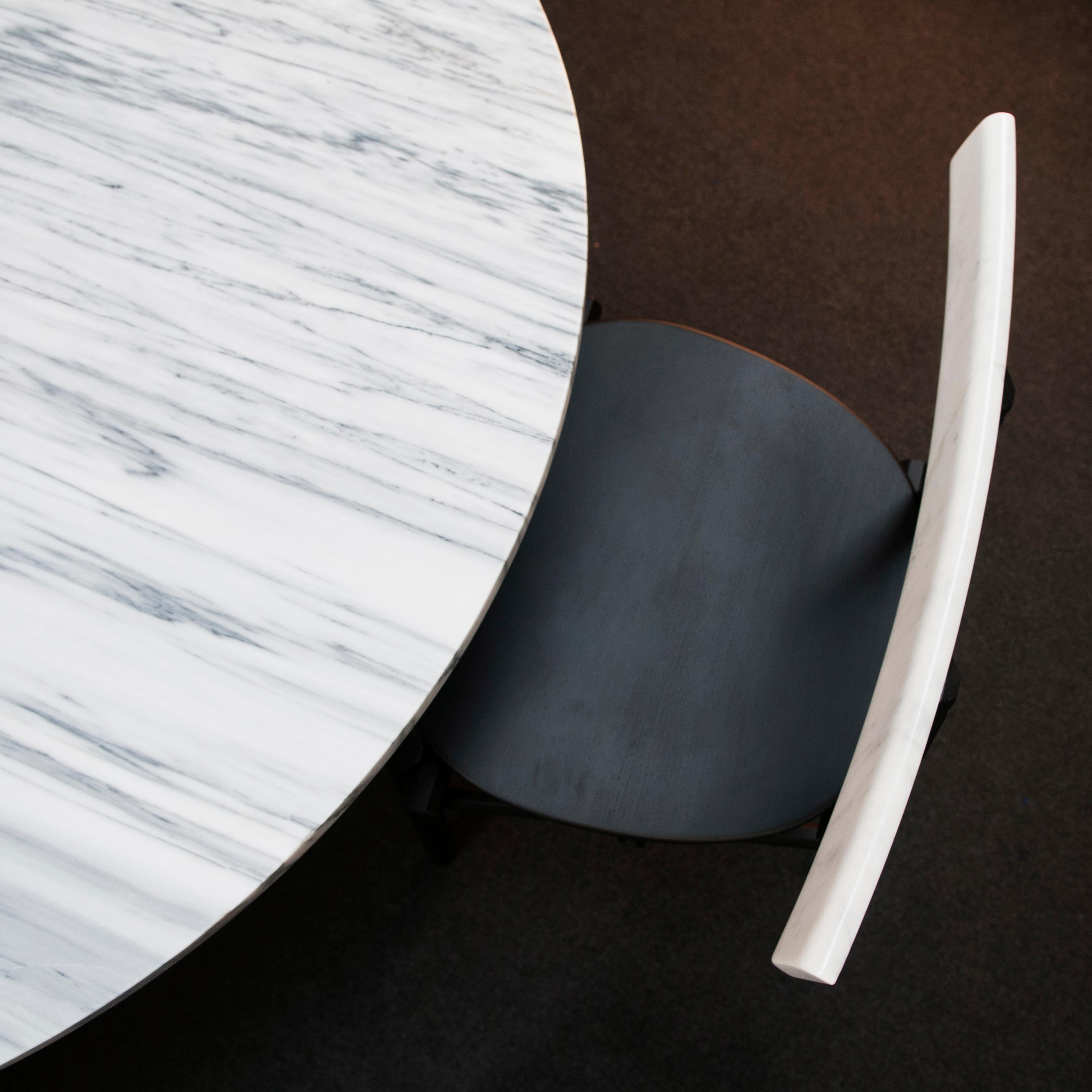 Moderne Table de salle à manger Mewoma, pieds noirs et plateau blanc, design Jonah Takagi pour La Chance en vente