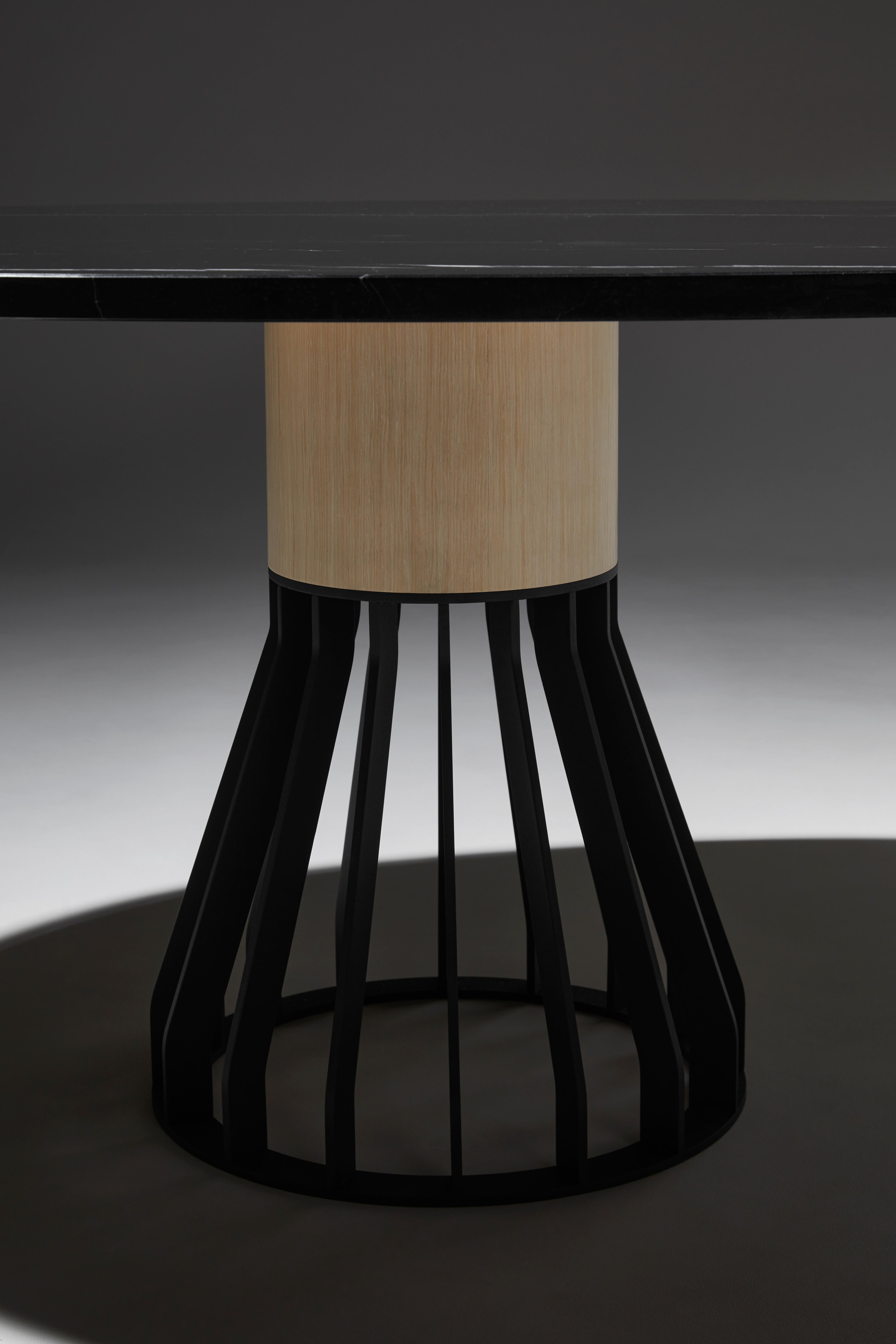 Français Table de salle à manger Mewoma, pieds noirs et plateau blanc, design Jonah Takagi pour La Chance en vente