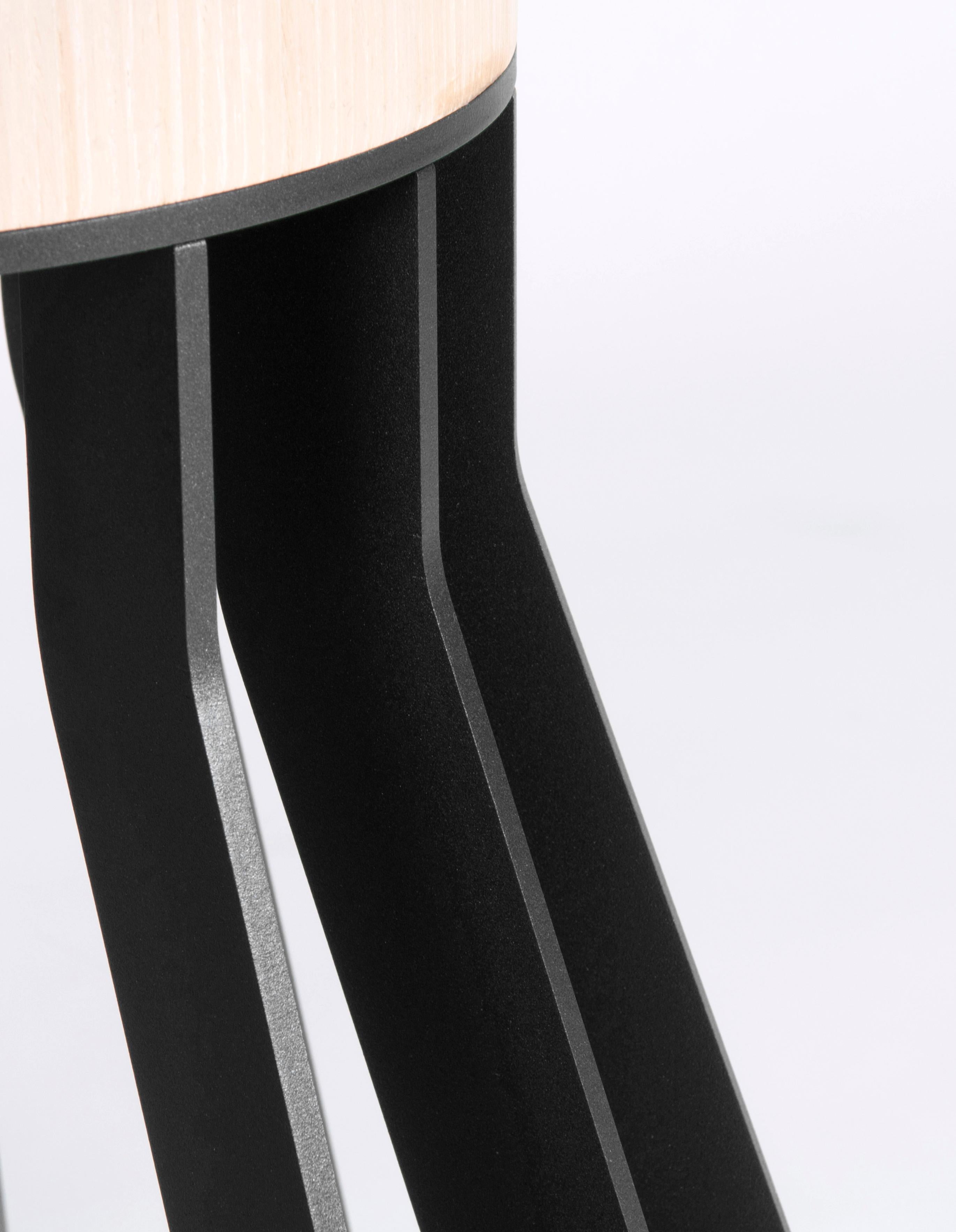 XXIe siècle et contemporain Table de salle à manger Mewoma, pieds noirs et plateau blanc, design Jonah Takagi pour La Chance en vente