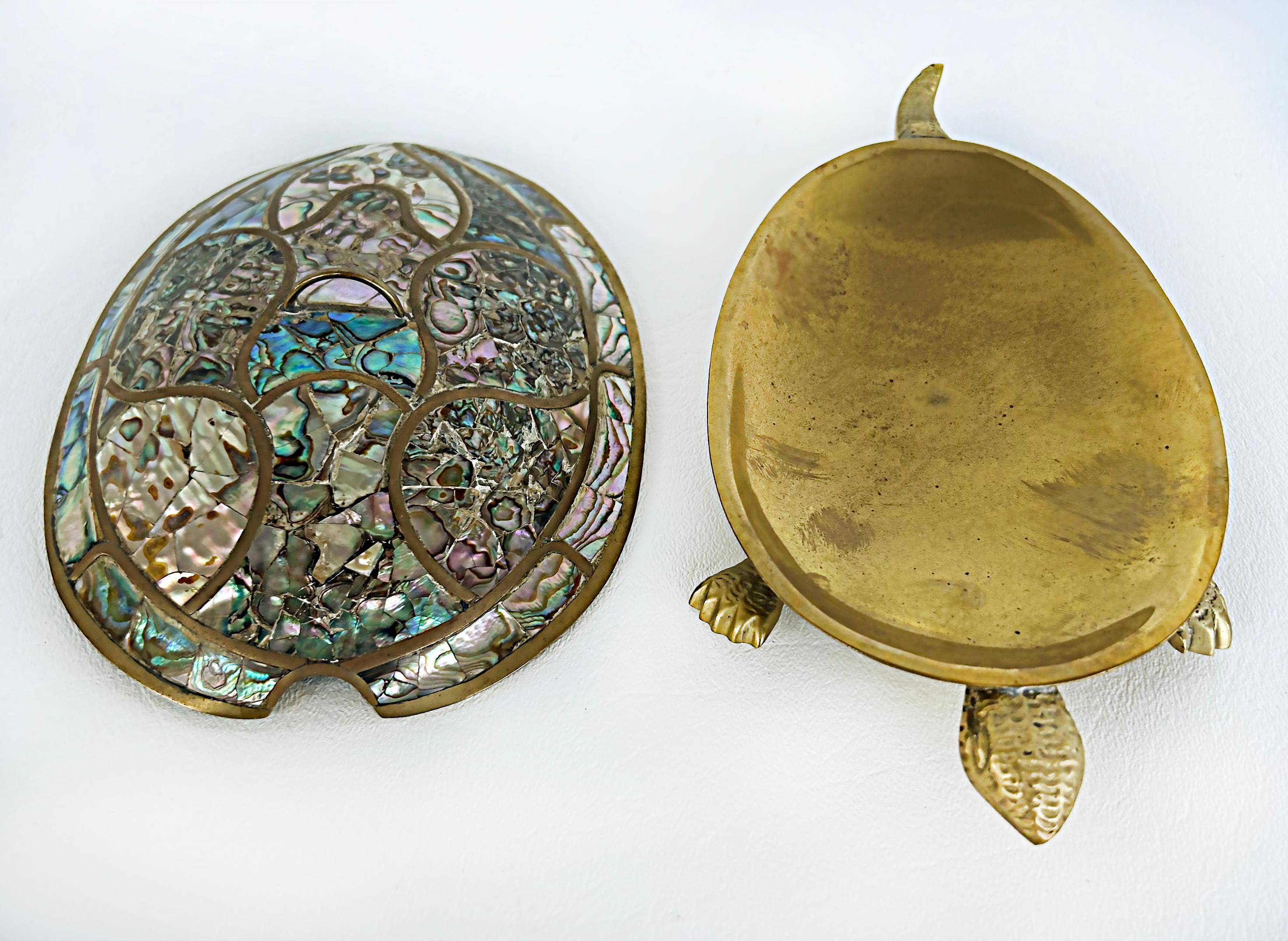 Mexican 1960s Mid-Century Modern Abalone Shell Brass Turtle Dish with Cover 

Offered for sale is an unusual 1960s brass turtle-form dish with a cover that is inset with abalone shell pieces from Mexico. The pieces are in the style of Los Castillo