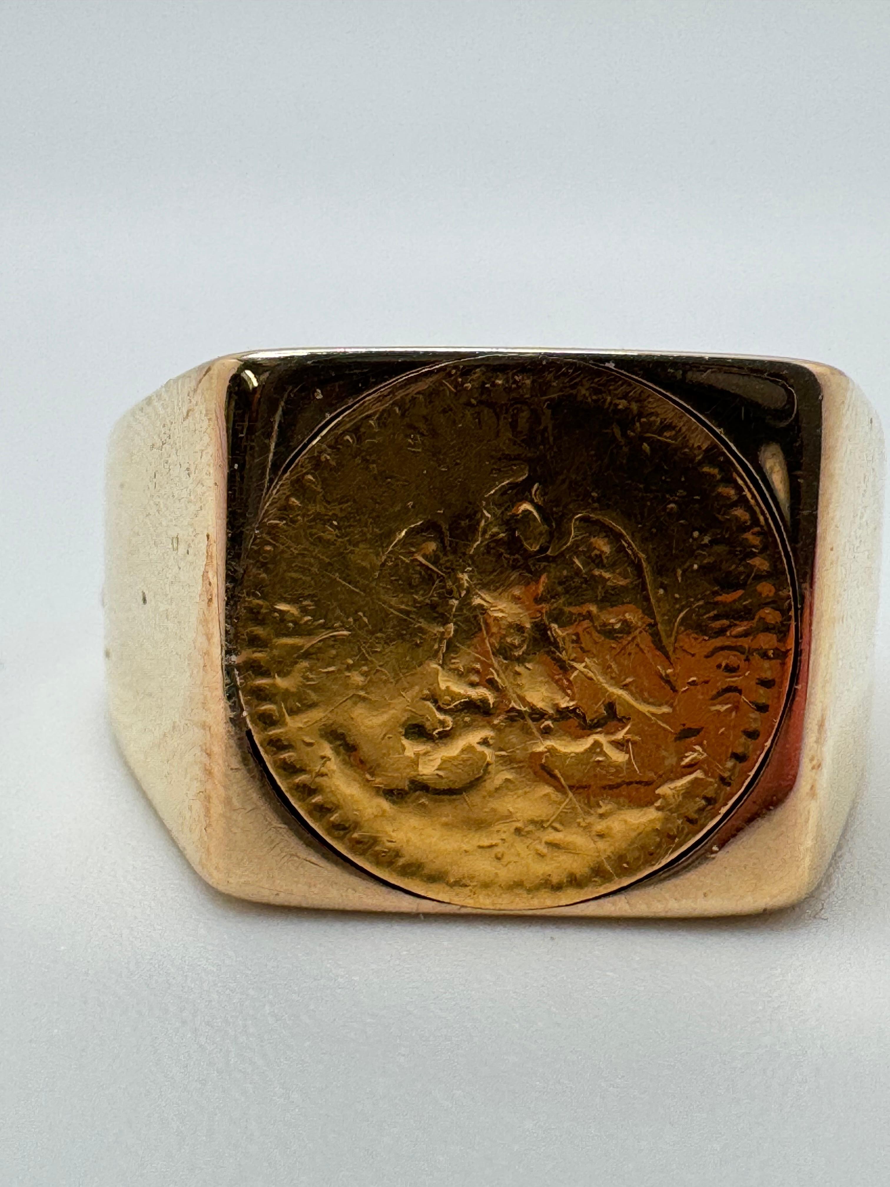 Questo anello da uomo unico nel suo genere presenta un'autentica moneta messicana da 2 Pesos in oro, incastonata in modo sicuro in un design audace e senza tempo. Realizzato in ricco oro giallo, l'anello mette in risalto l'arte dettagliata della