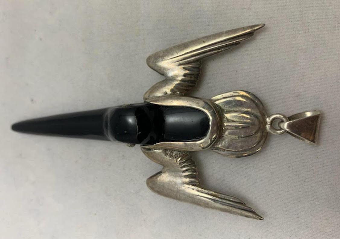 Ciondolo modernista in argento e ossidiana, nello stile di William Spratling (americano, attivo in Messico, 1900-1967), metà del XX secolo, pendente a forma di colibrì in argento e ossidiana. Sembra che sia stato realizzato nello stesso laboratorio