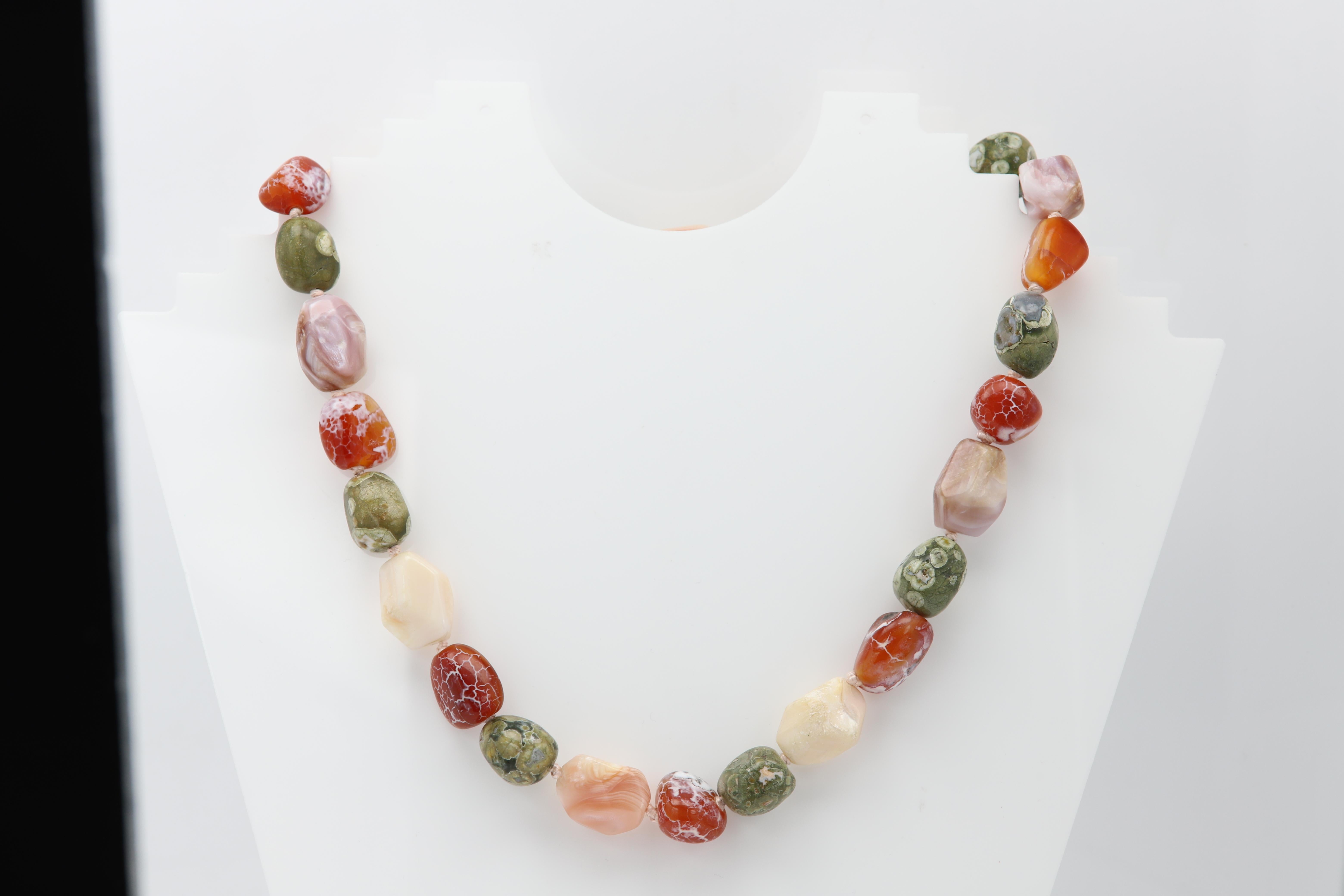 A. Stone 
Collana di perline a filo
mix di 3  Tipi di pietre naturali incluse
* AGATA MESSICANA
* OPALE ROSA 
* RHYOLITE
 Le dimensioni medie delle perline sono di circa 15 mm x 10 mm.
Lunghezza REGOLABILE 18' - 20' INCH
(E TUTTE LE DIMENSIONI