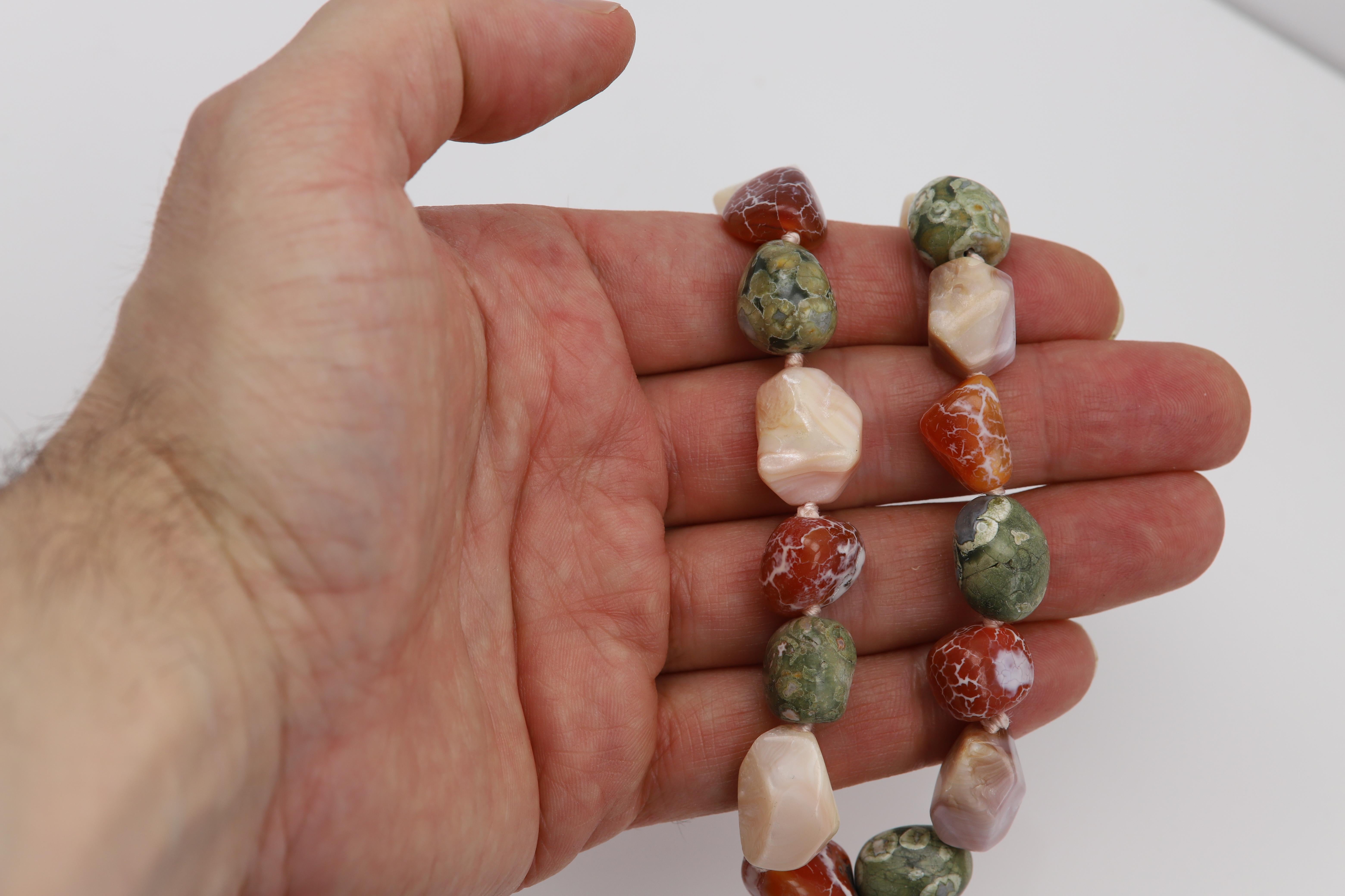 Collana di agata messicana, opale rosa e riolite con perline, regolabile da 18 a 20 anni In condizioni Nuovo in vendita a Brooklyn, NY