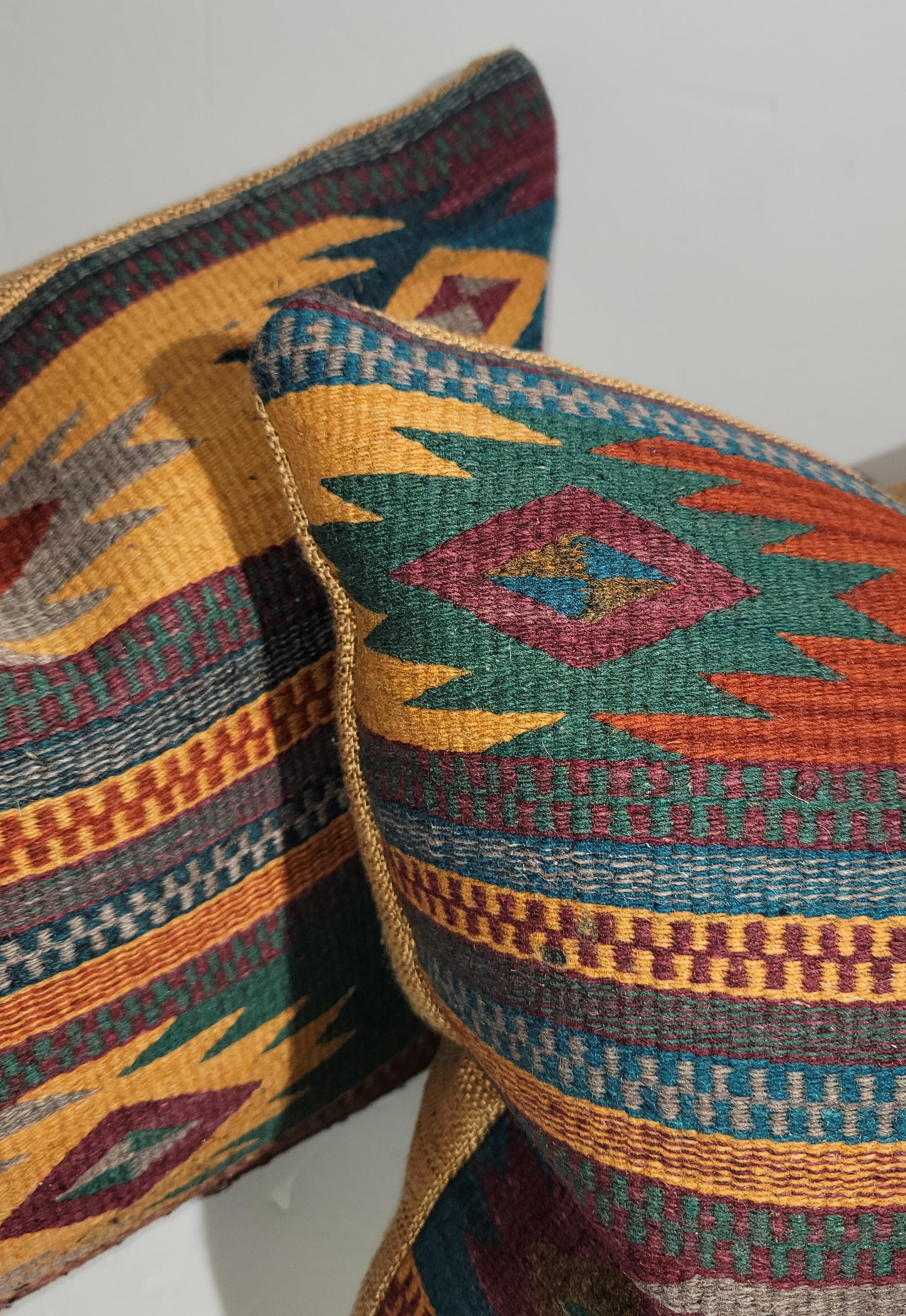 Coppia di fantastici cuscini in tessuto Mexican Indian dai meravigliosi colori del sud-ovest. Il supporto è in cotone e l'imbottitura in piuma e piumino.