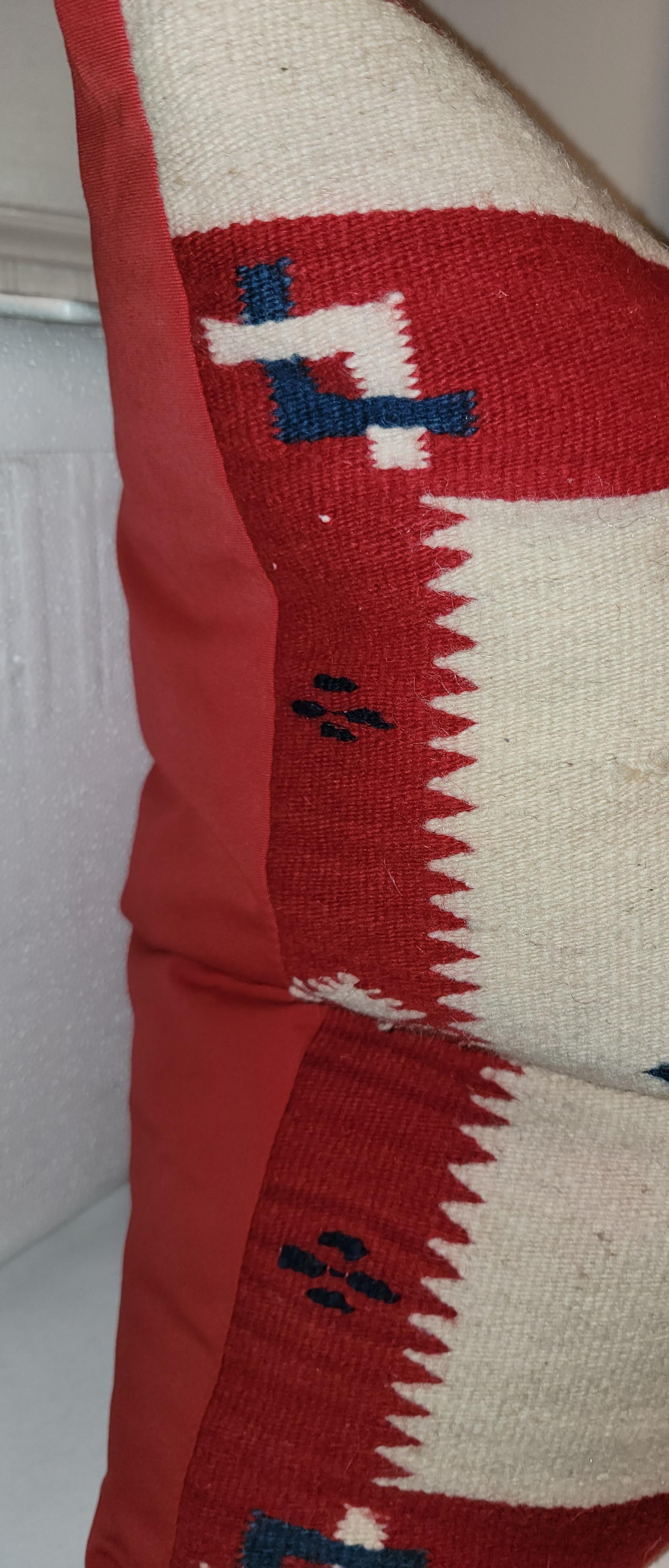 Questo sorprendente cuscino bolster in tessitura Mexican Indian, di colore rosso e blu, ha un supporto in lino di cotone rosso. L'inserto è in cotone rosso con supporto in lino.