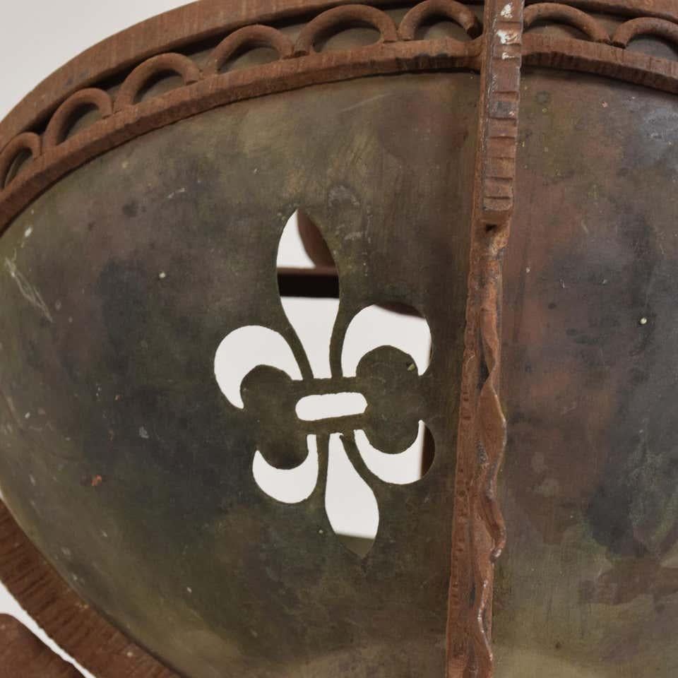 Lustre ancien à pendentif de style français en acier inoxydable et fer forgé du Mexique vers les années 1930.
Le lustre est divisé en quatre sections présentant une découpe en forme de fleur de lys. 
Le pendentif se distingue par son ornementation