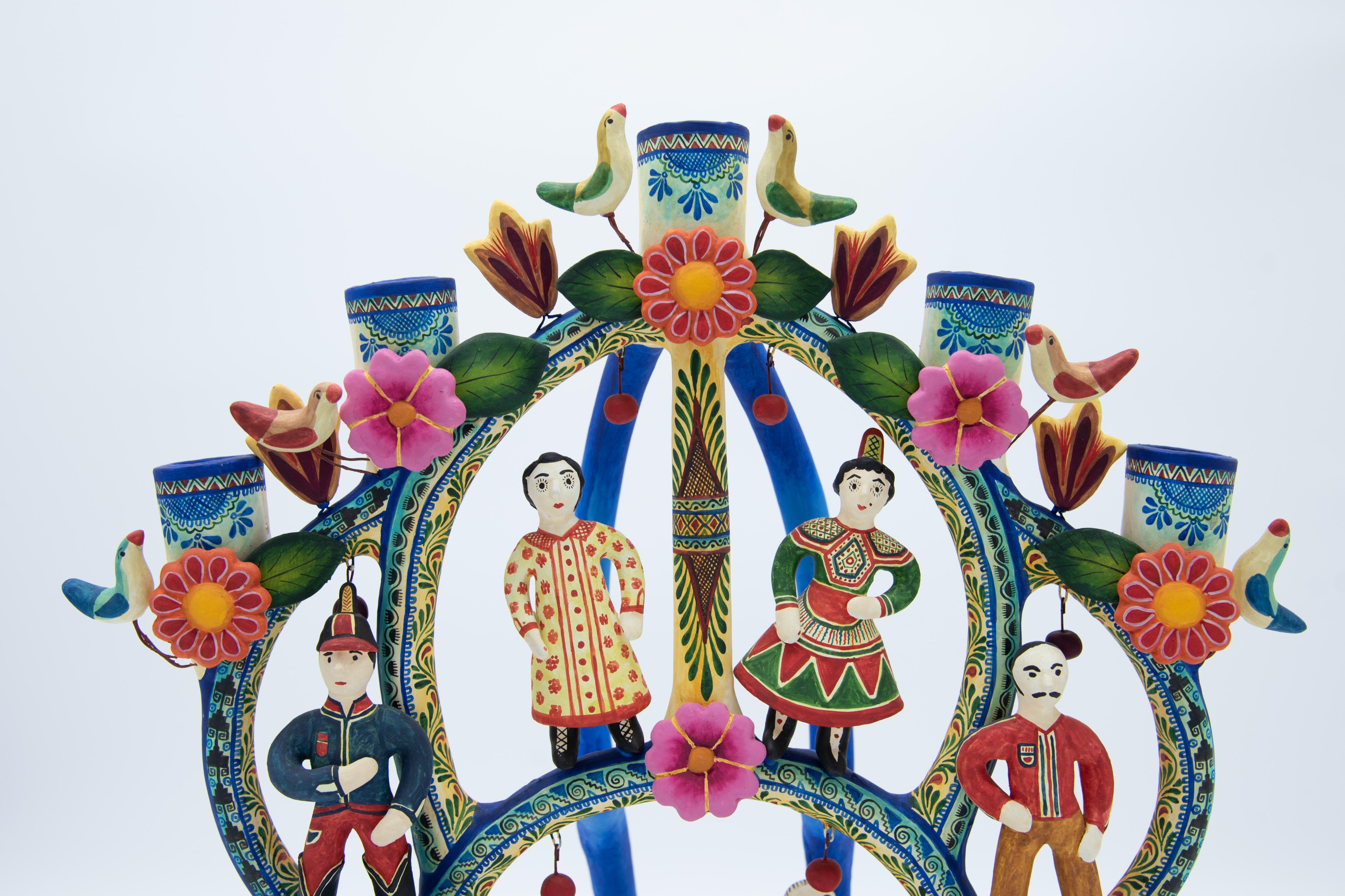 Cet arbre de vie coloré (árbol de la vida) à l'aspect de jouet est une pièce unique de Marco Antonio Castillo, fils du célèbre artiste Alfonso Castillo. Réalisée à la main avec de l'argile naturelle et peinte avec des couleurs acryliques, cette
