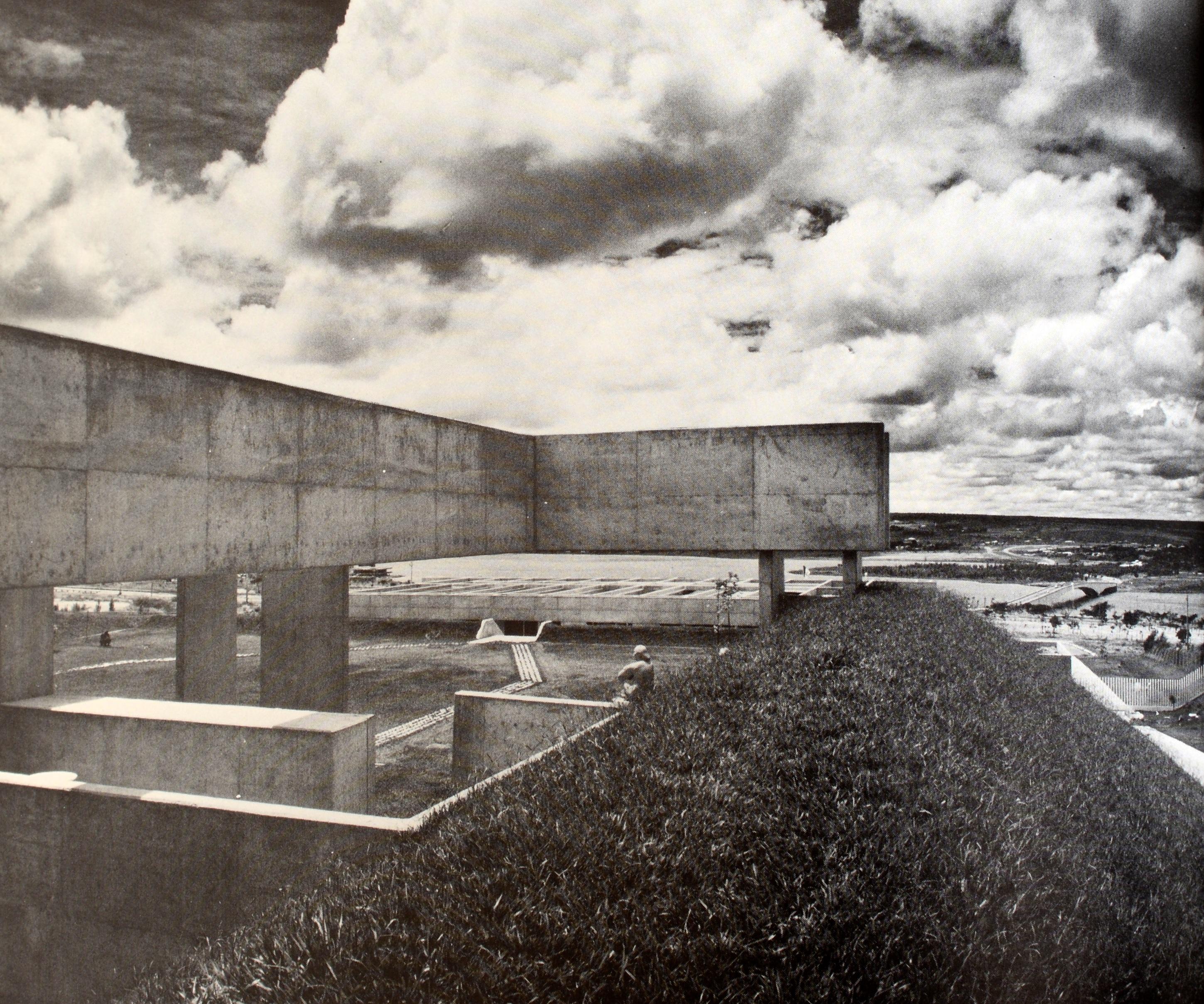 Mexican Architecture The Work of Abraham Zabludovsky & Teodoro Gonzalez De Leon In Good Condition In valatie, NY