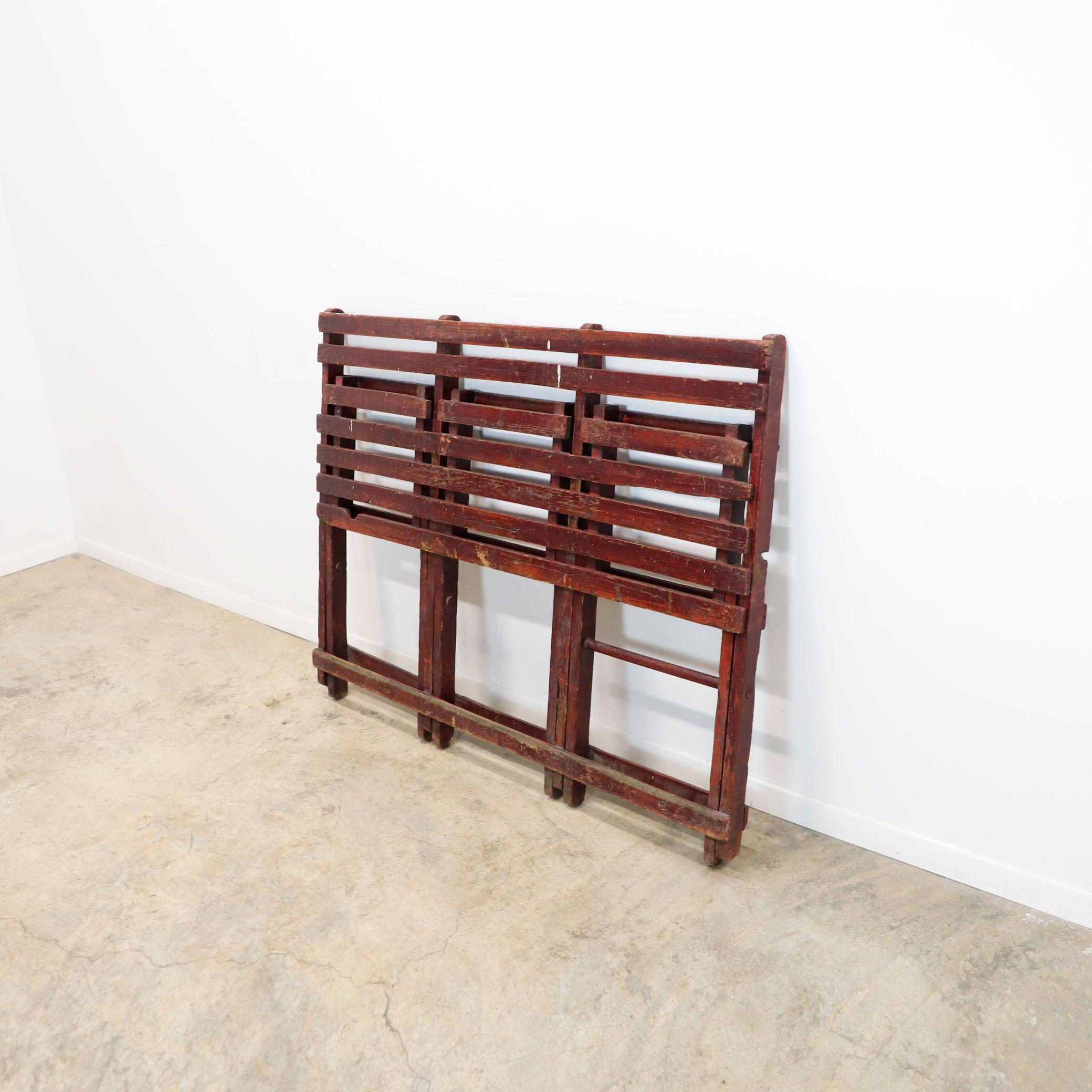 Circa 1940, Nous vous proposons ce banc pliant d'extérieur Mexican Arena. Ce type de bancs était utilisé dans les arènes de lutte mexicaine qui étaient présentées dans les Townes.