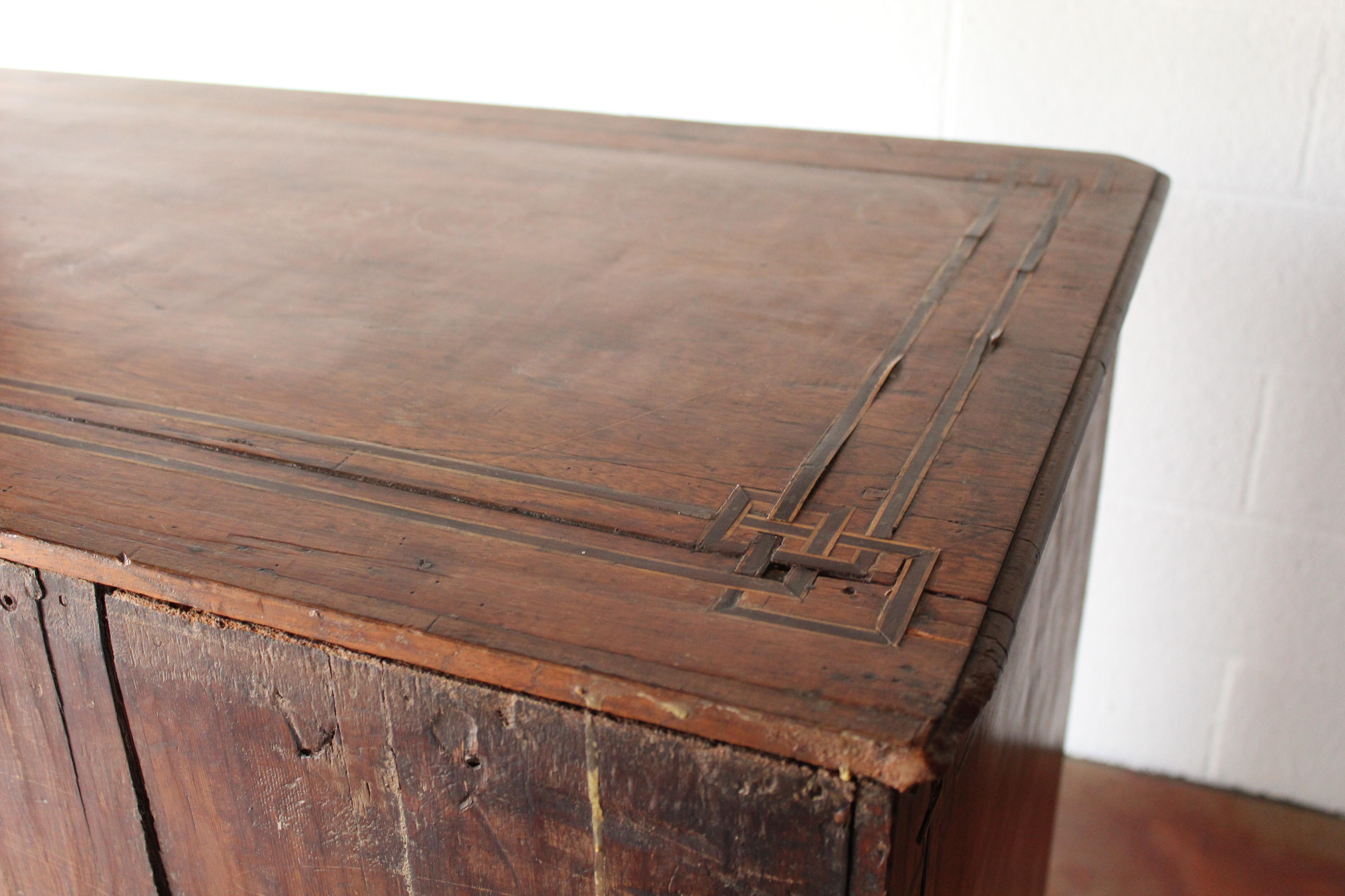 Early 20th century Mexican pine chest of drawers with beautiful inlay deco pattern.
 
   