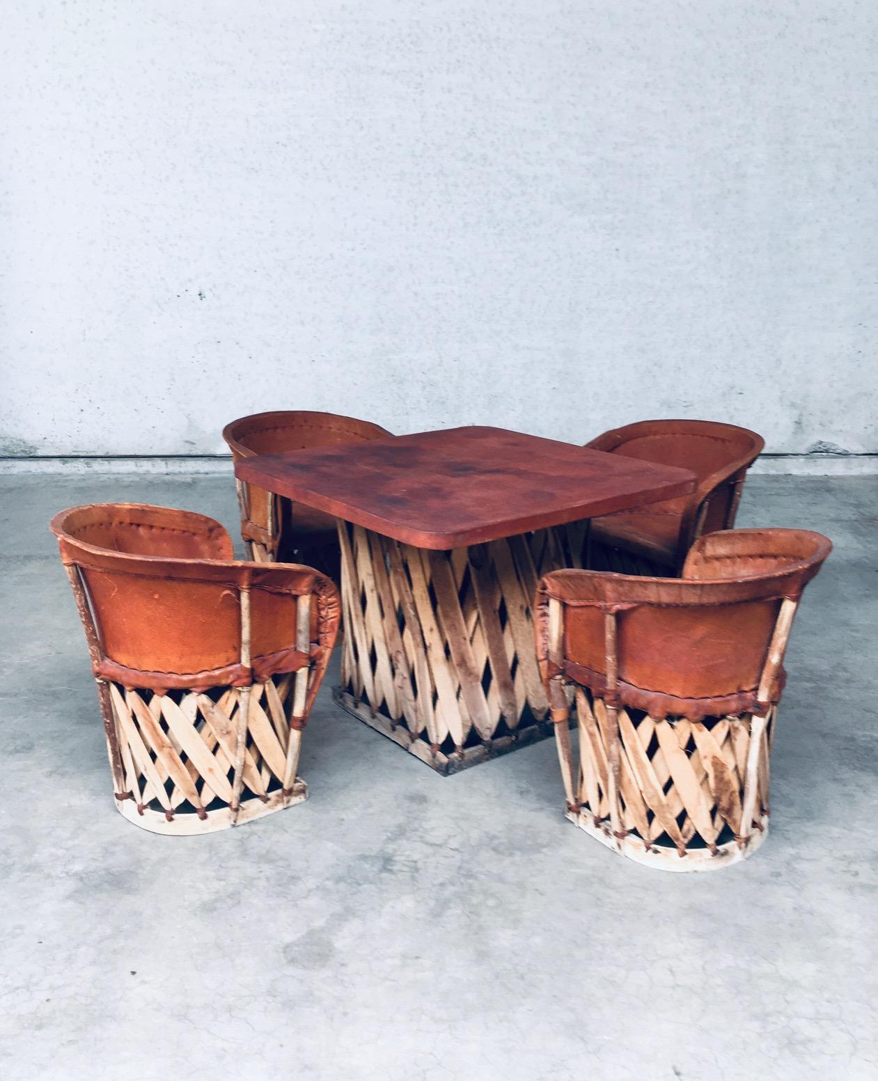 Set di tavolo e sedie in pelle d'epoca in stile Folk Art Populaire / Artisan Made. Attribuito a Wim Rietveld. Prodotto in Messico, periodo degli anni '70. Set di mobili artigianali e folkloristici. Realizzato con legno locale e coperture in pelle.