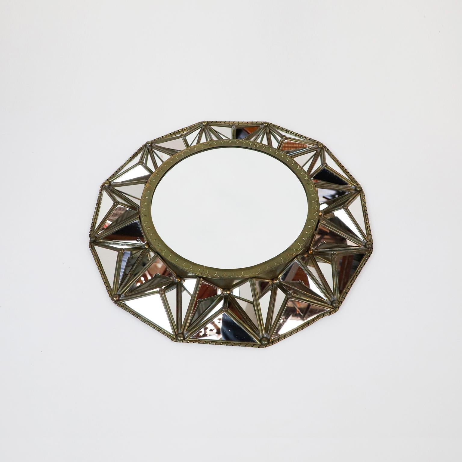 Circa 1950, nous proposons ce grand miroir mexicain artisanal en forme de rayon de soleil. Fabriquée en acier, avec des détails de cuvette et une patine fantastique.