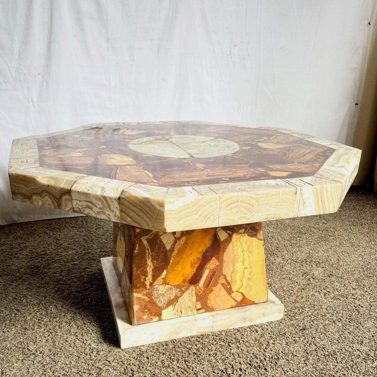 La table basse octogonale en onyx aztèque mexicain allie des motifs aztèques sculptés et des tons onyx luxuriants dans une forme architecturale - un point focal lumineux pour les intérieurs raffinés.
 

 Un éclat sur le noyau inférieur de la base,
