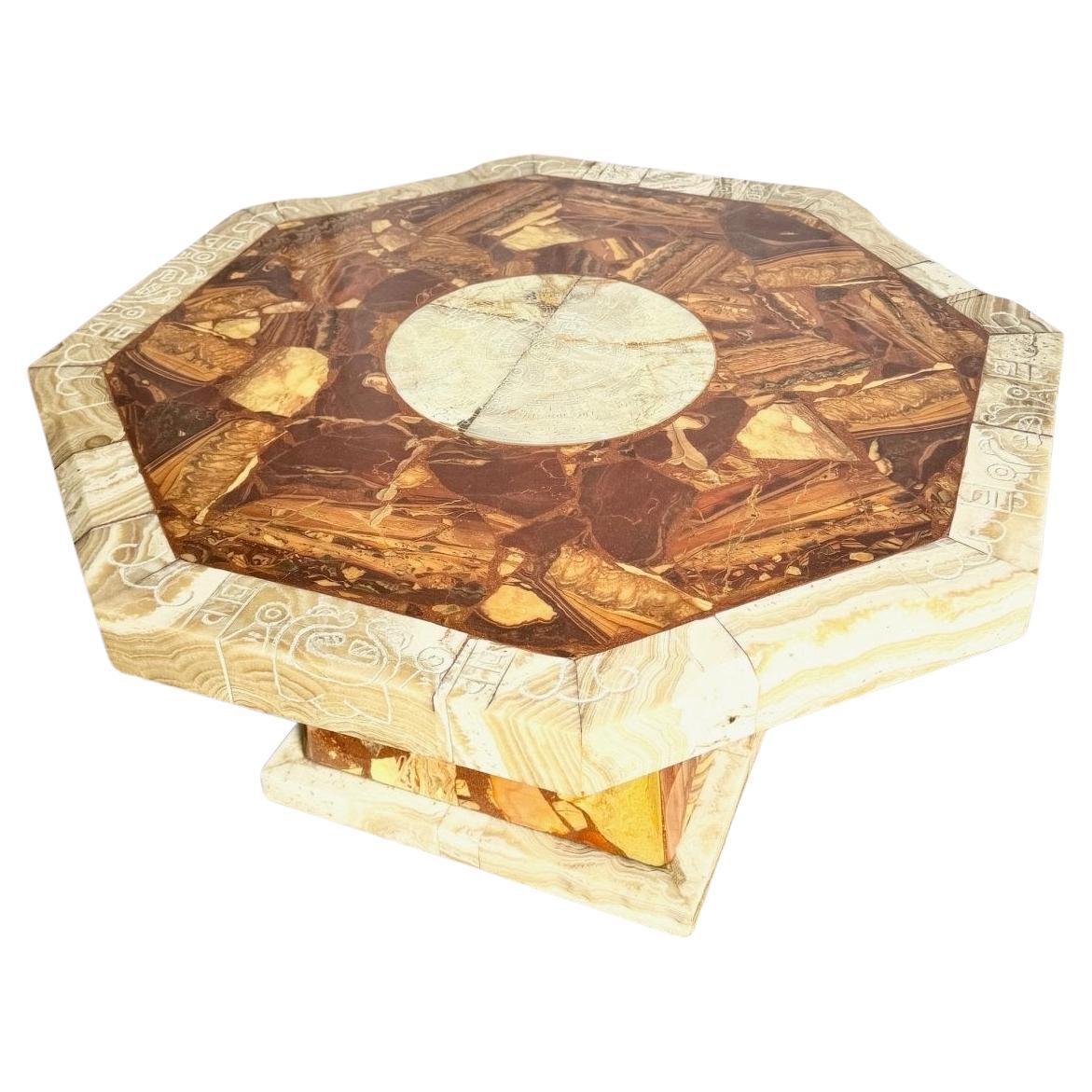 Table basse octogonale mexicaine en onyx vert et brun "Aztec" sculptée à la main en vente
