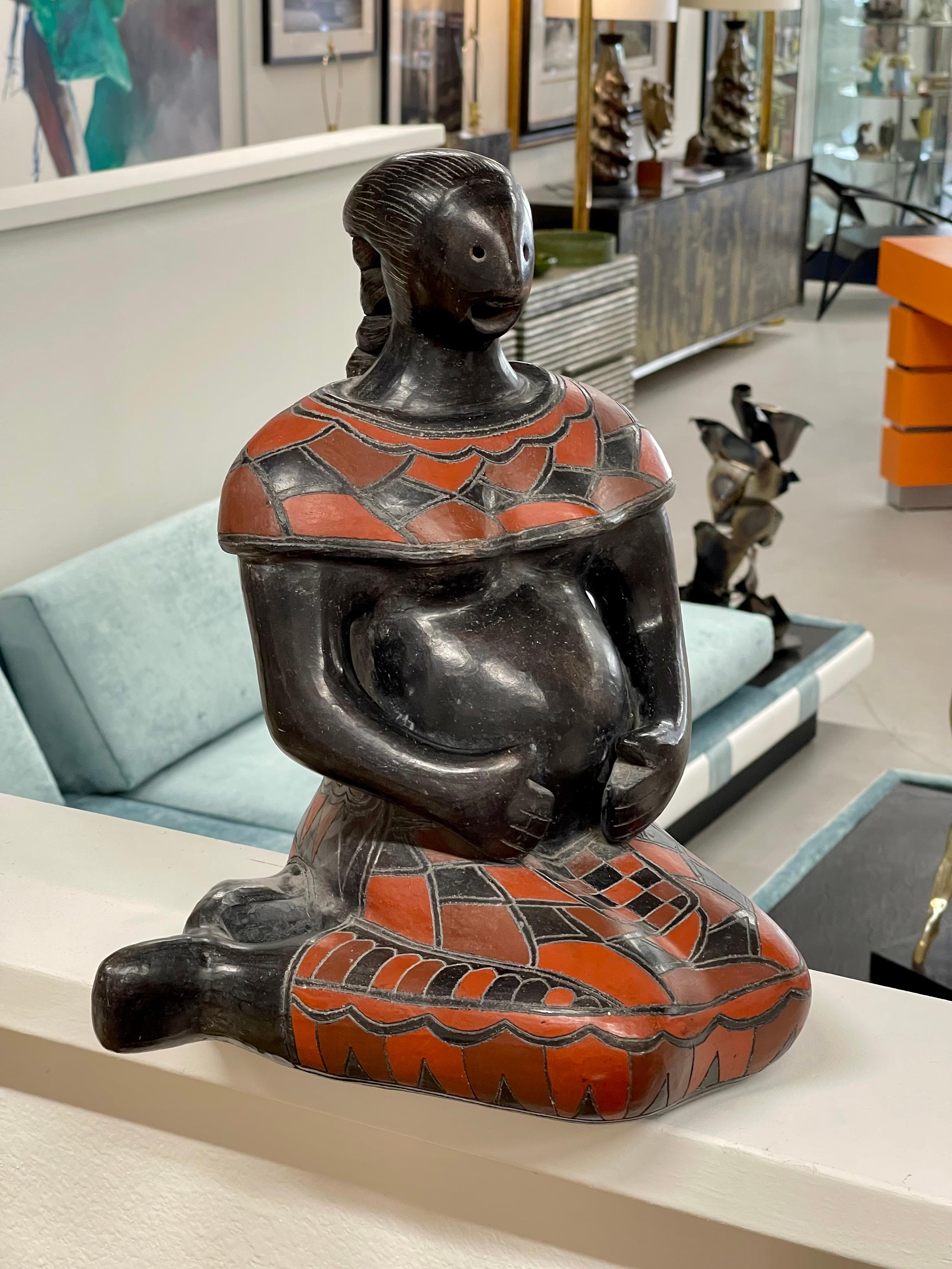 Figura de la fertilidad procedente de Teotihuacan, en México. Representa a una mujer embarazada decorada con triángulos rojos. En buen estado con pequeños desperfectos. Mide aproximadamente 14,5 pulgadas de alto.