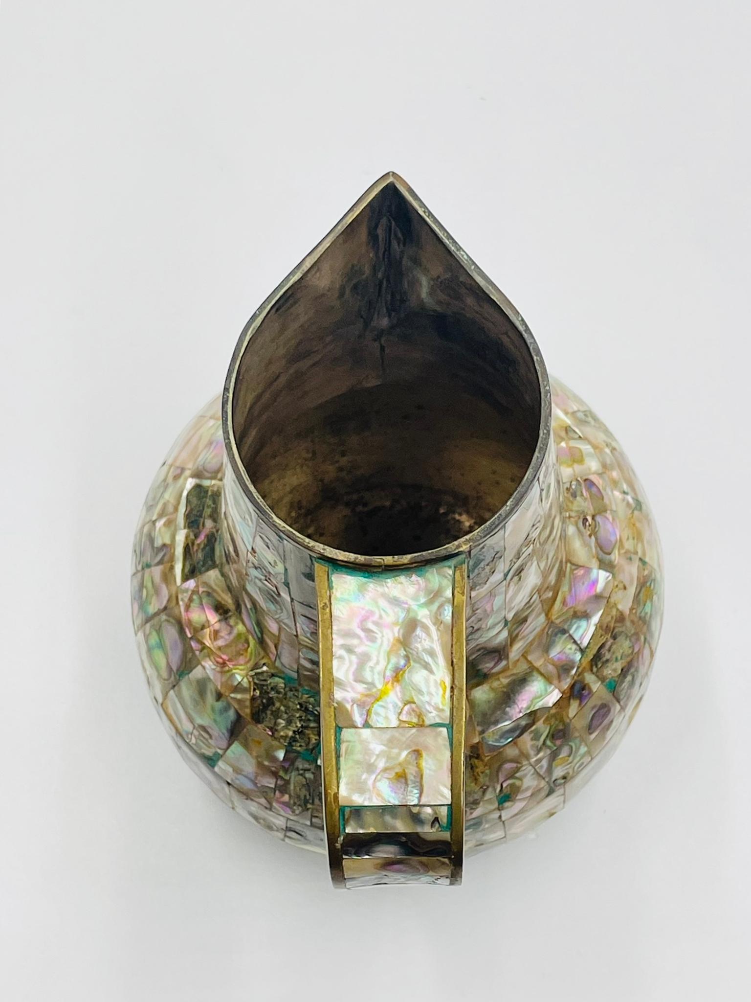 Juego mexicano de jarra de latón y concha de abulón con bandeja y ocho tazas, años 50 en venta 3