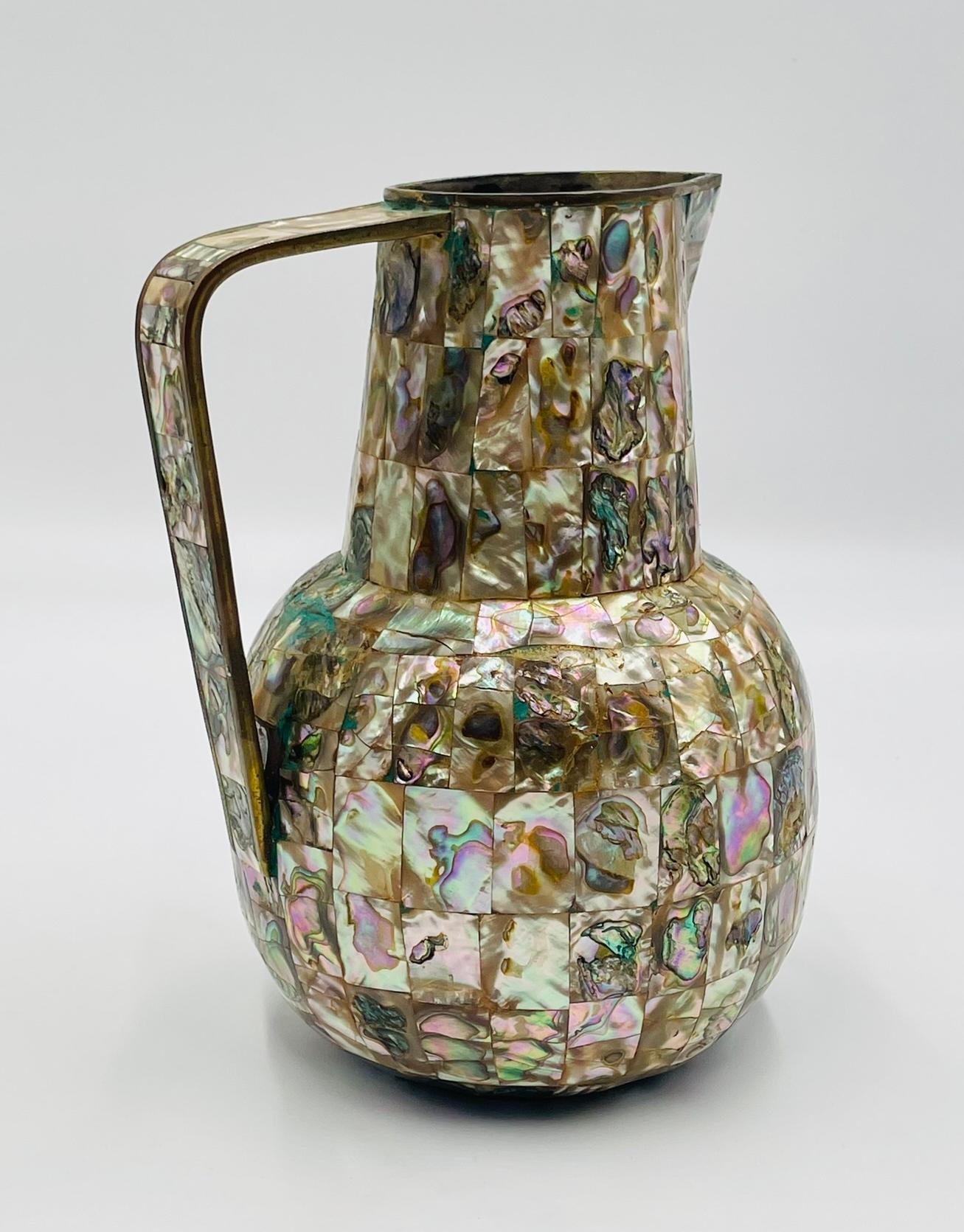 Juego mexicano de jarra de latón y concha de abulón con bandeja y ocho tazas, años 50 en venta 4