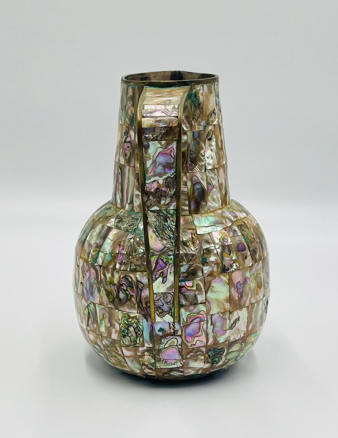 Juego mexicano de jarra de latón y concha de abulón con bandeja y ocho tazas, años 50 en venta 5