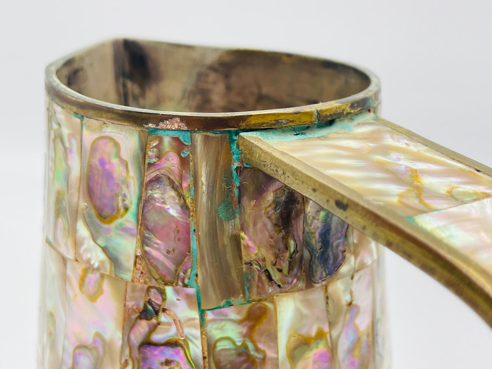 Juego mexicano de jarra de latón y concha de abulón con bandeja y ocho tazas, años 50 en venta 6