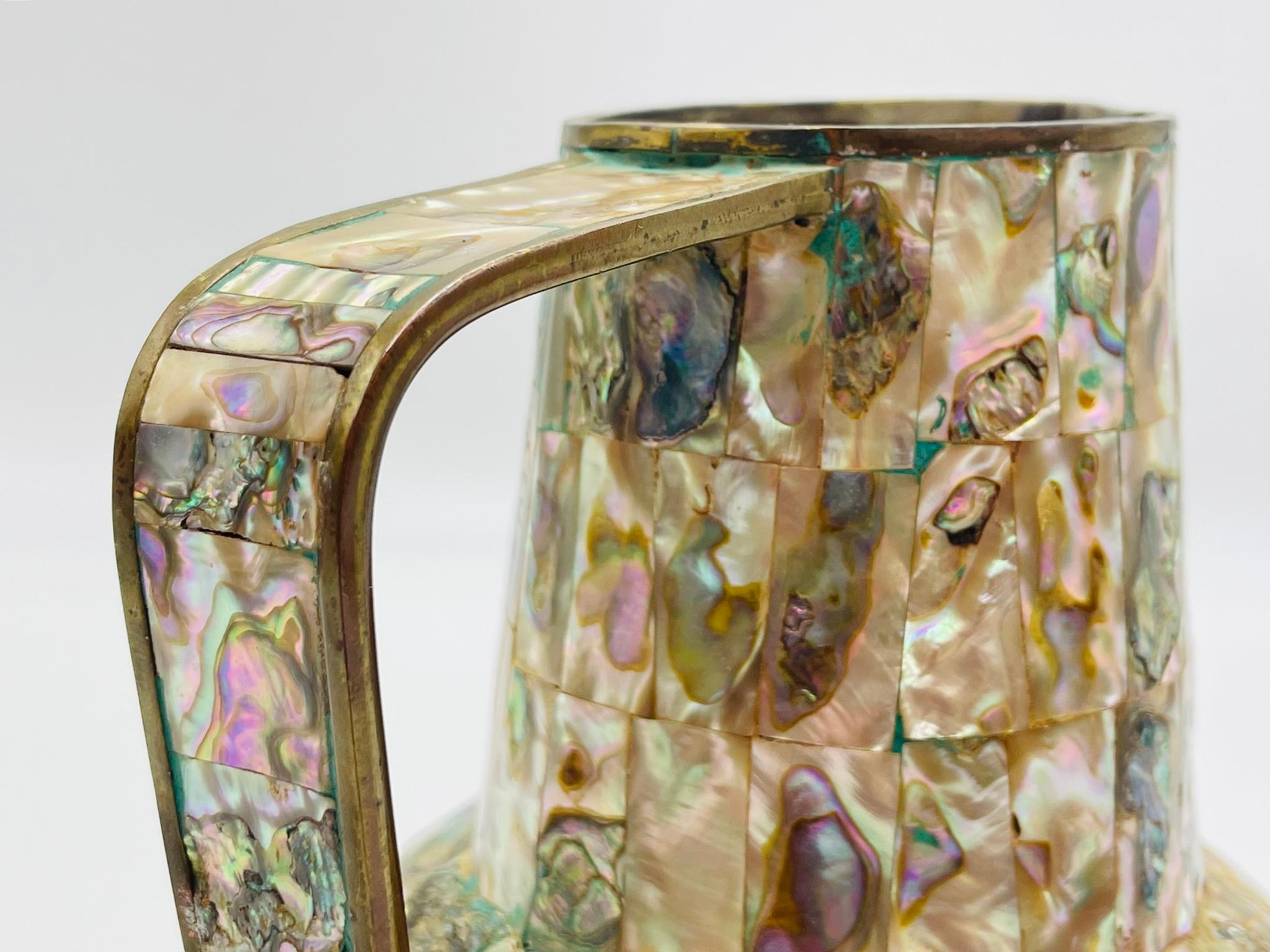 Juego mexicano de jarra de latón y concha de abulón con bandeja y ocho tazas, años 50 en venta 7