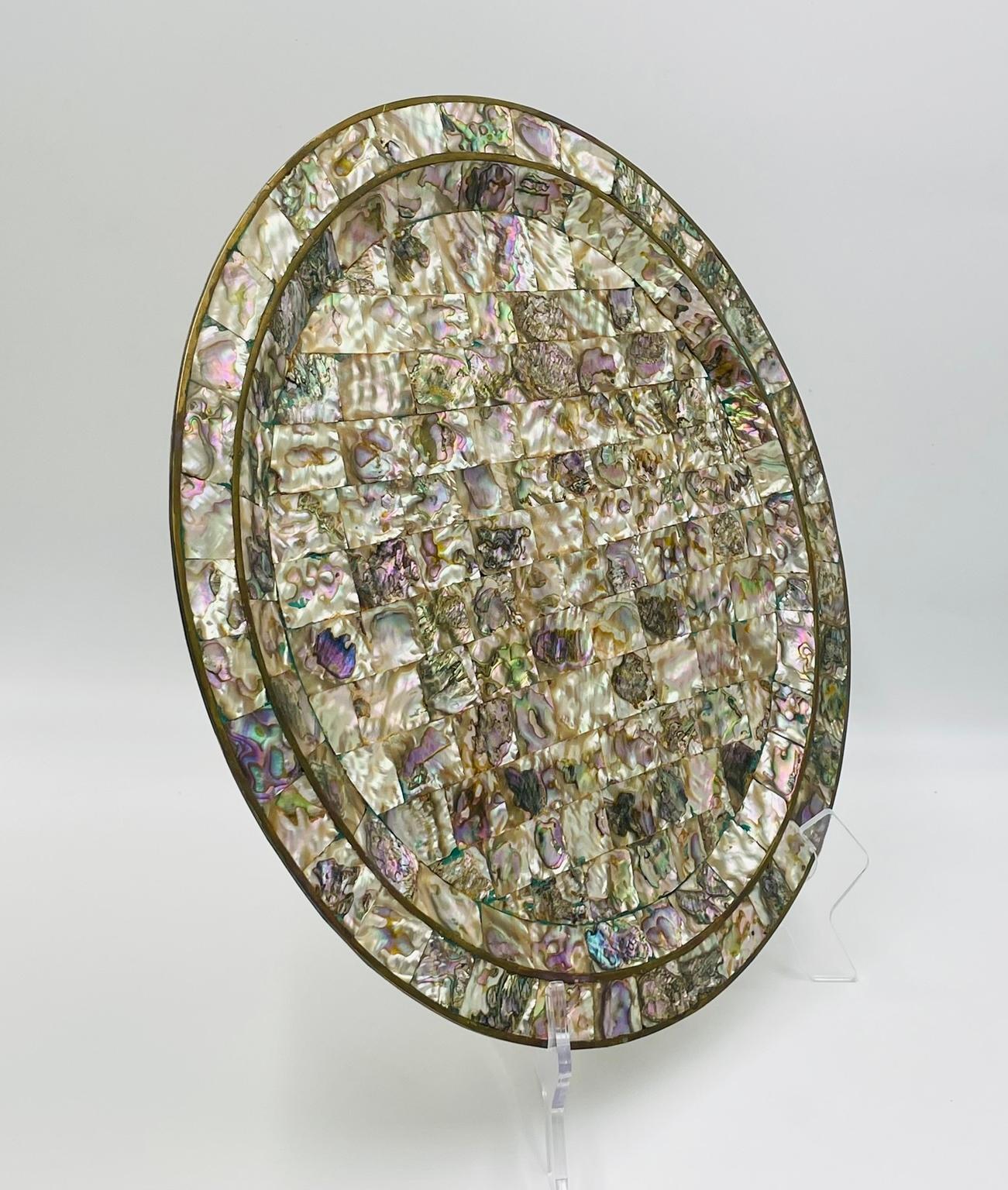 Juego mexicano de jarra de latón y concha de abulón con bandeja y ocho tazas, años 50 en venta 8