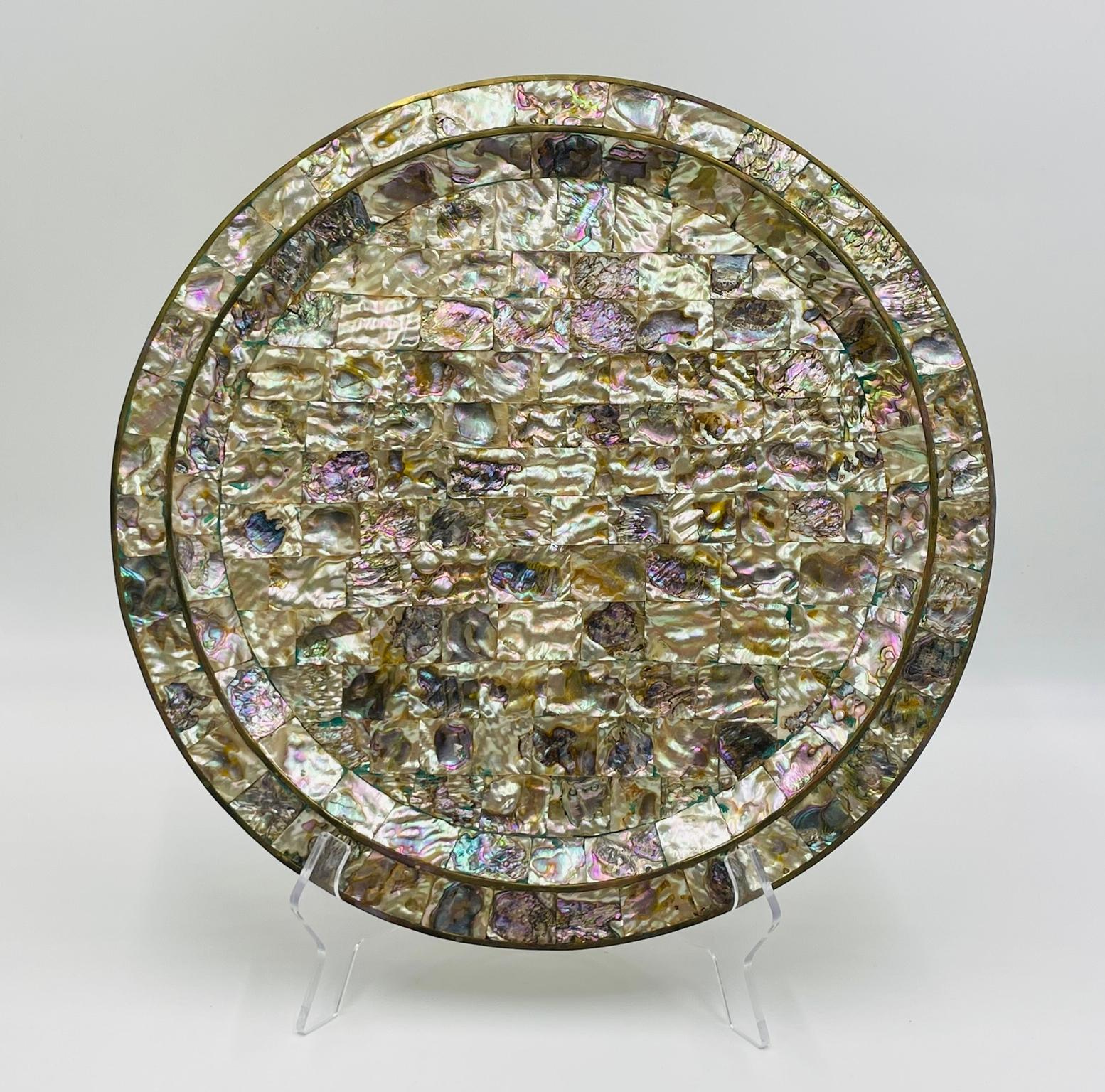 Juego mexicano de jarra de latón y concha de abulón con bandeja y ocho tazas, años 50 en venta 9