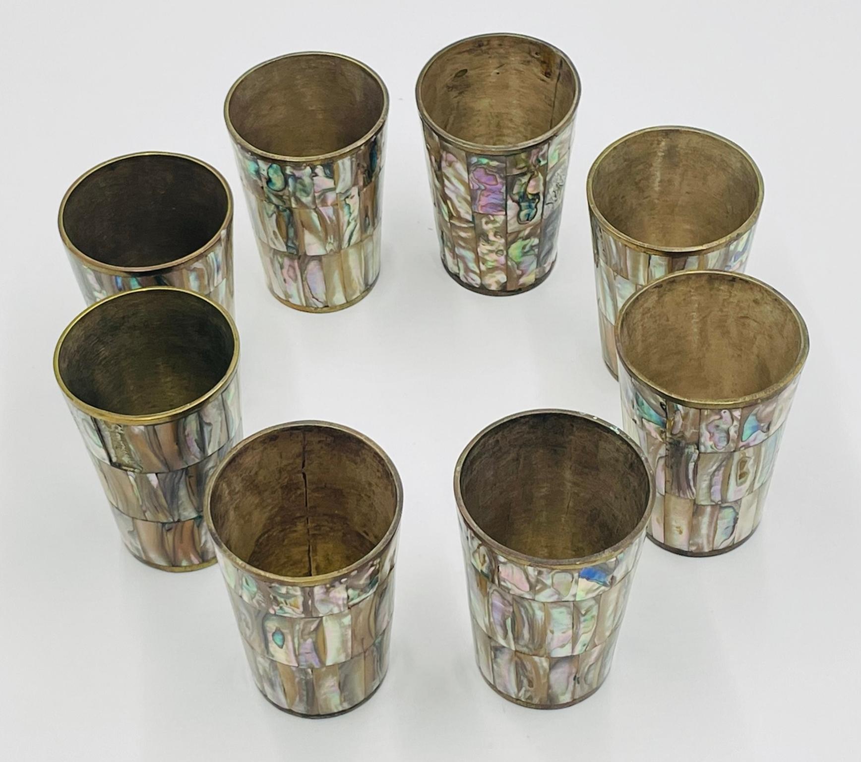 Juego mexicano de jarra de latón y concha de abulón con bandeja y ocho tazas, años 50 en venta 11