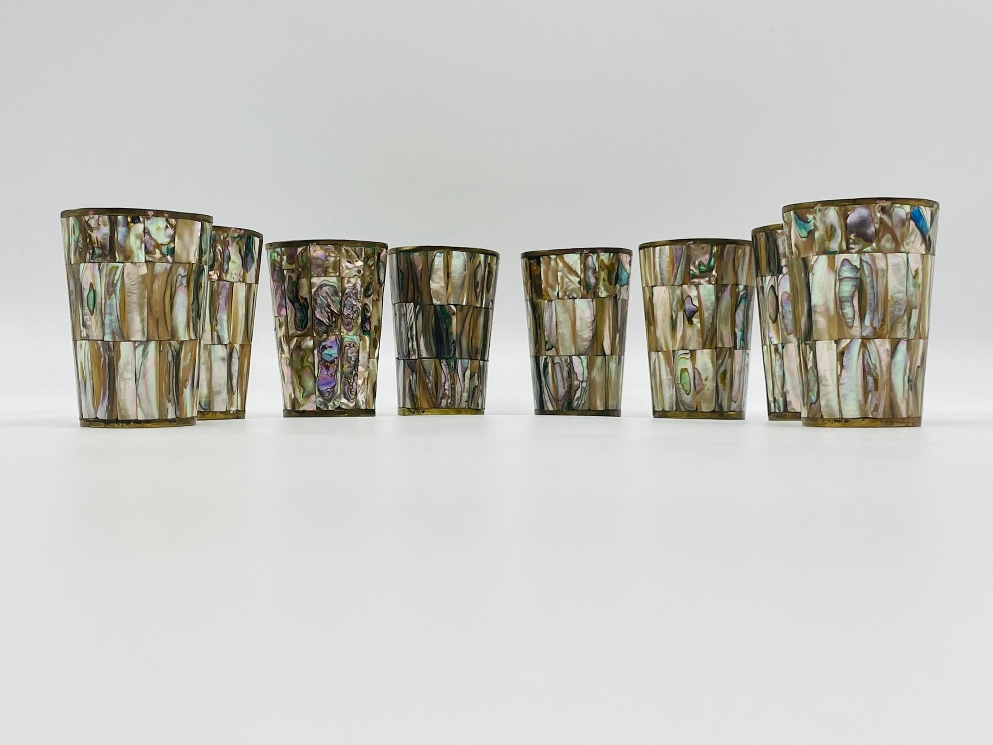 Juego mexicano de jarra de latón y concha de abulón con bandeja y ocho tazas, años 50 en venta 12