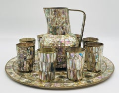 Juego mexicano de jarra de latón y concha de abulón con bandeja y ocho tazas, años 50