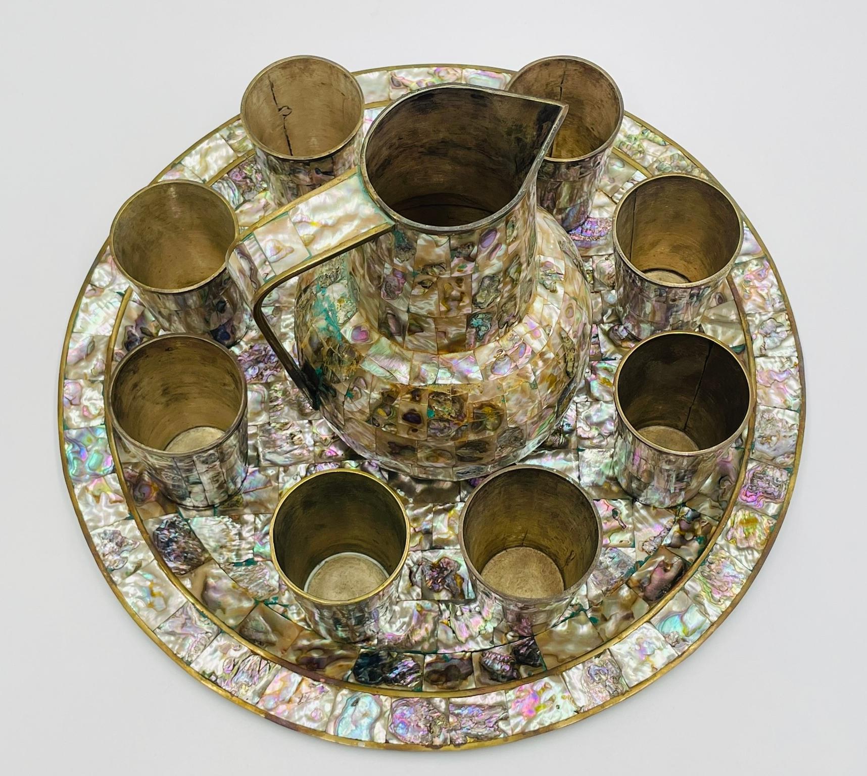 Juego mexicano de jarra de latón y concha de abulón con bandeja y ocho tazas, años 50 Moderno de mediados de siglo en venta
