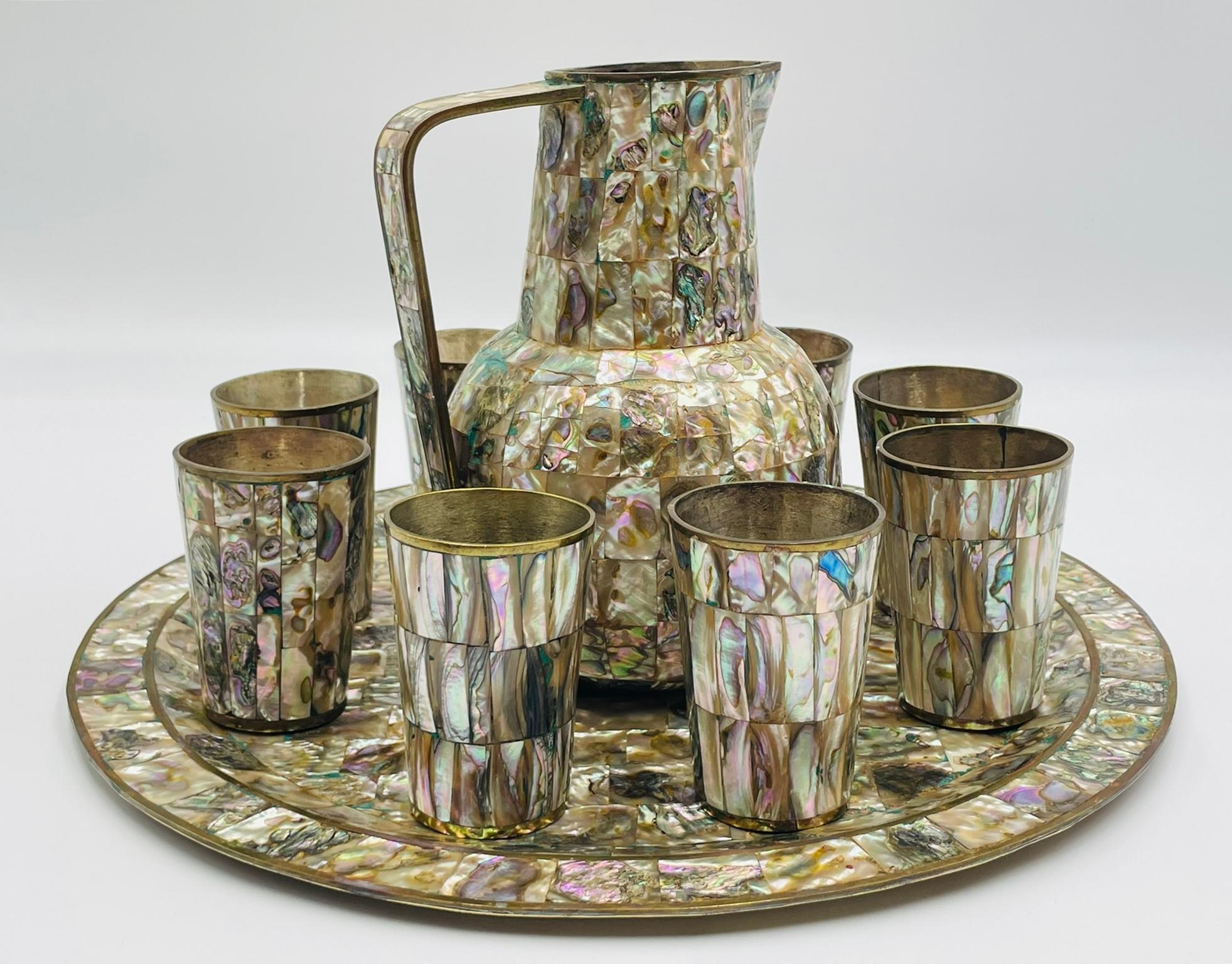Juego mexicano de jarra de latón y concha de abulón con bandeja y ocho tazas, años 50 Hecho a mano en venta