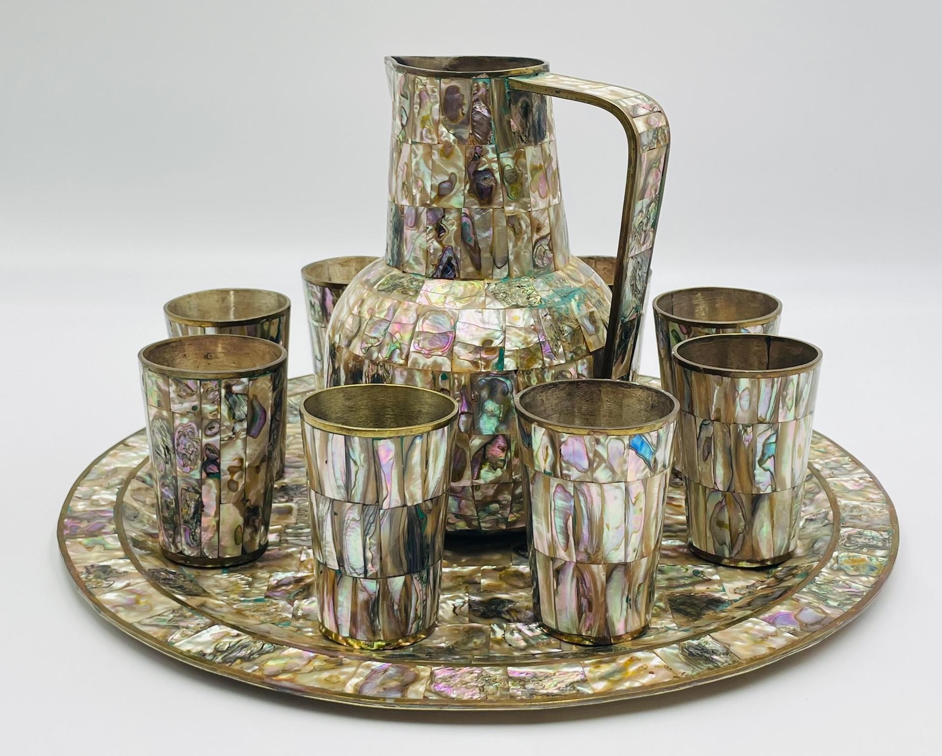 Juego mexicano de jarra de latón y concha de abulón con bandeja y ocho tazas, años 50 en Bueno estado para la venta en Los Angeles, CA