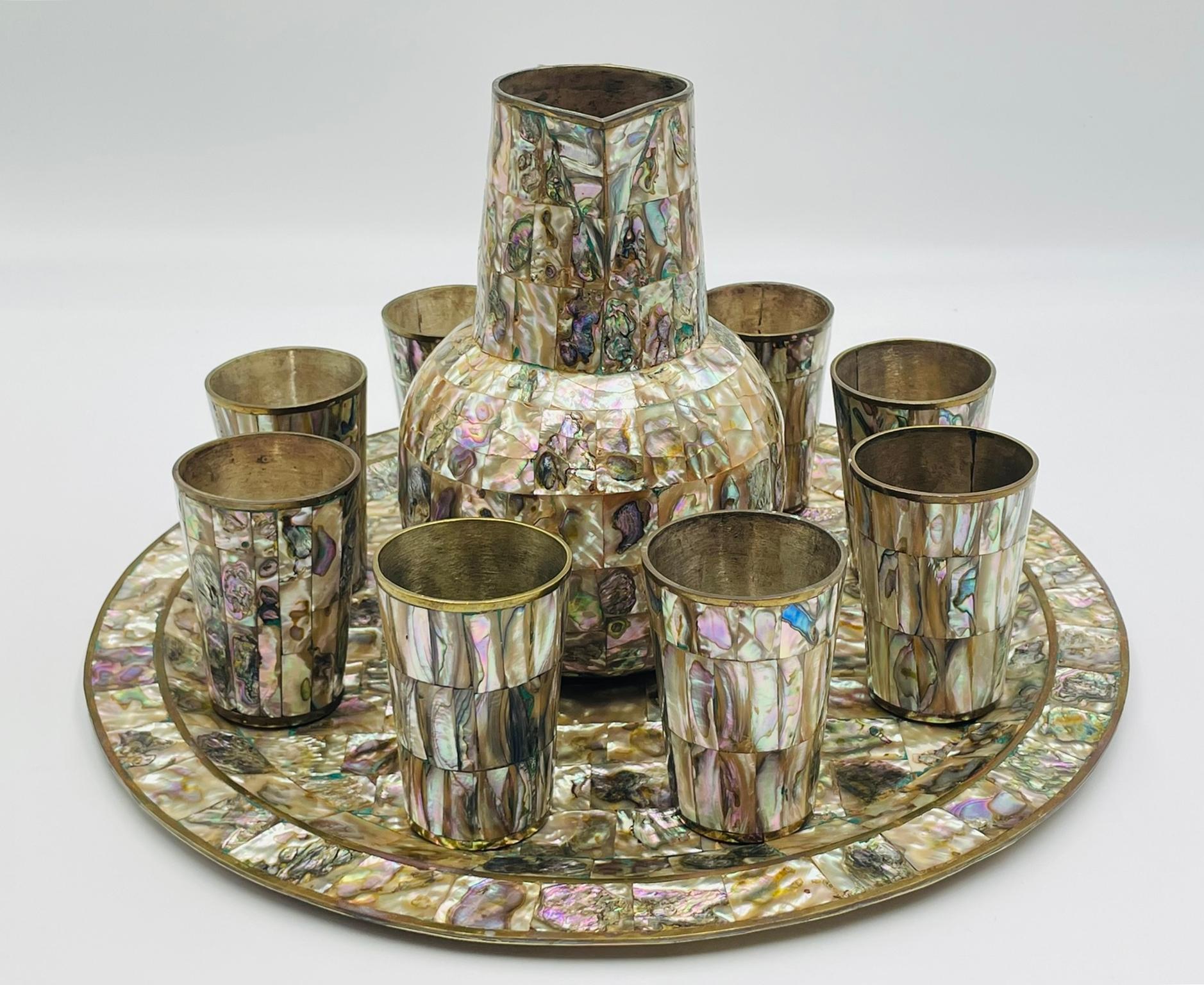 Juego mexicano de jarra de latón y concha de abulón con bandeja y ocho tazas, años 50 mediados del siglo XX en venta