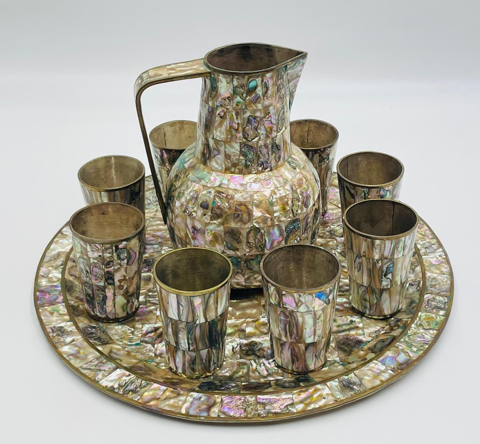 Juego mexicano de jarra de latón y concha de abulón con bandeja y ocho tazas, años 50 Latón en venta