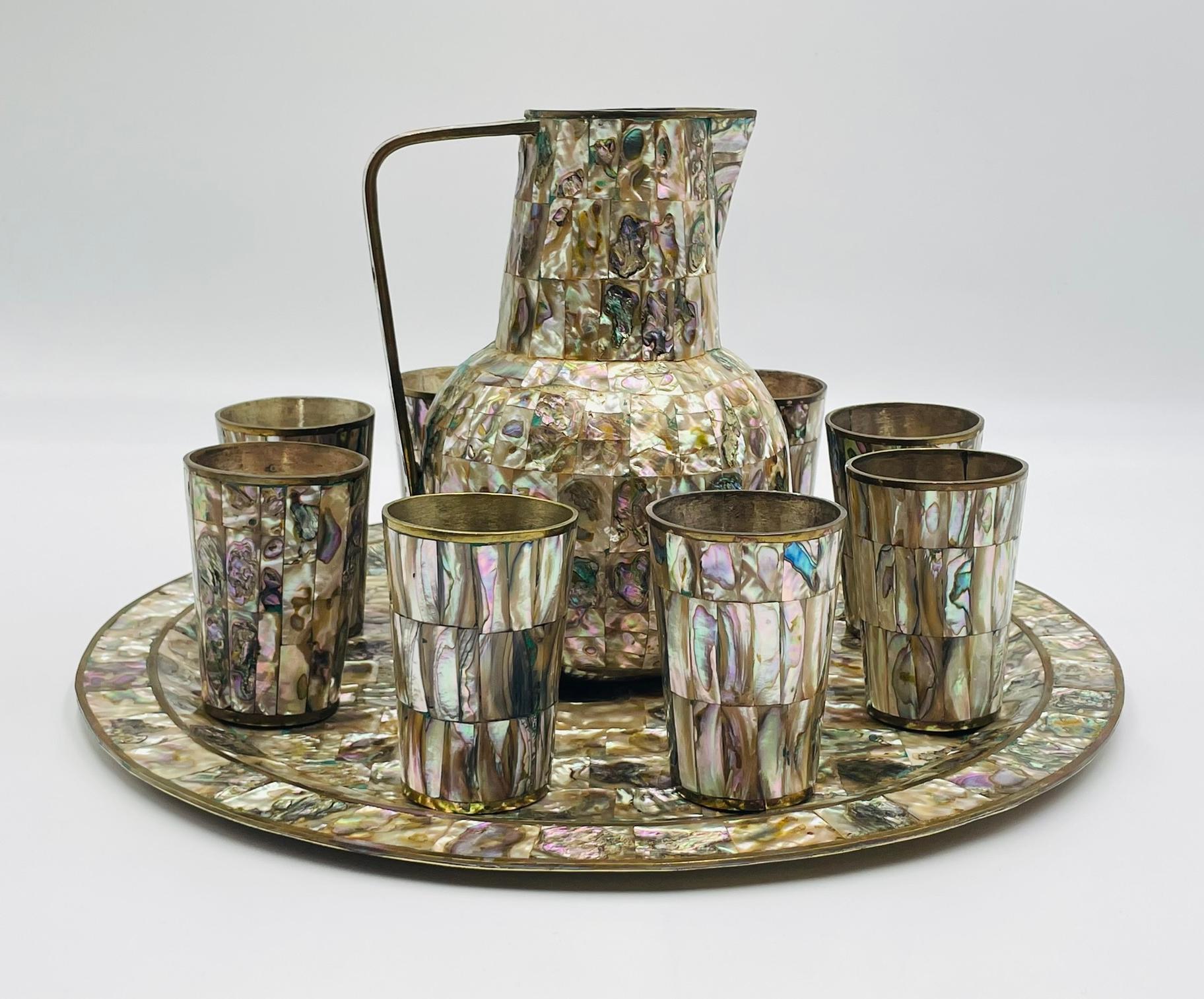 Juego mexicano de jarra de latón y concha de abulón con bandeja y ocho tazas, años 50 en venta 1