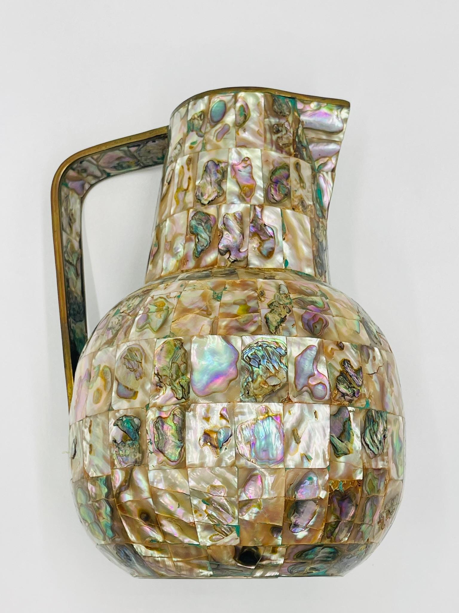 Juego mexicano de jarra de latón y concha de abulón con bandeja y ocho tazas, años 50 en venta 2