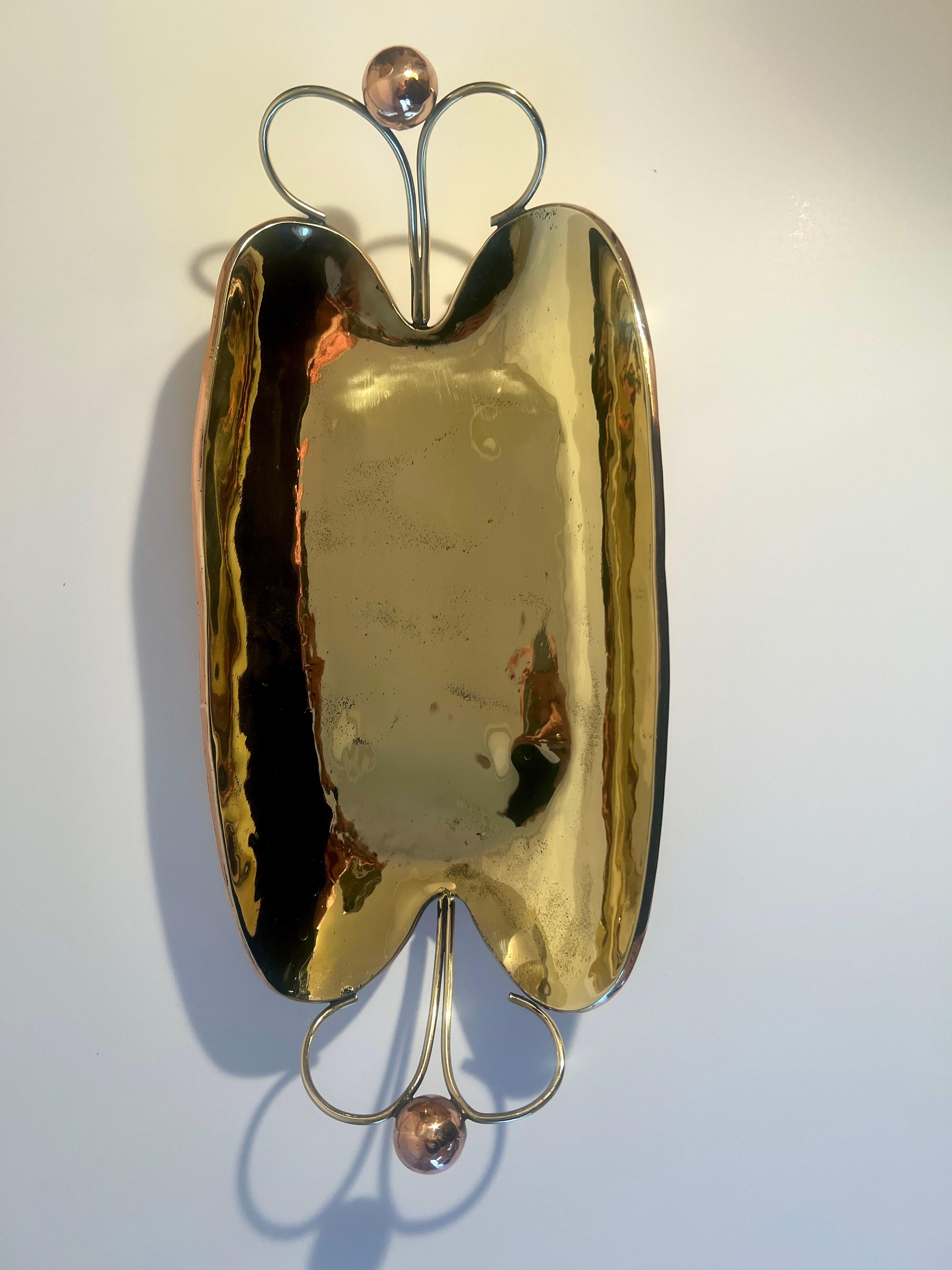 Una pieza única y fenomenal con cuenco cromado, cuerpo de latón y esferas de cobre en las asas.

Un complemento para cualquier mesa de cóctel o una pieza excepcional en un bar para aperitivos y frutos secos.

la pieza ha sido pulida profesionalmente
