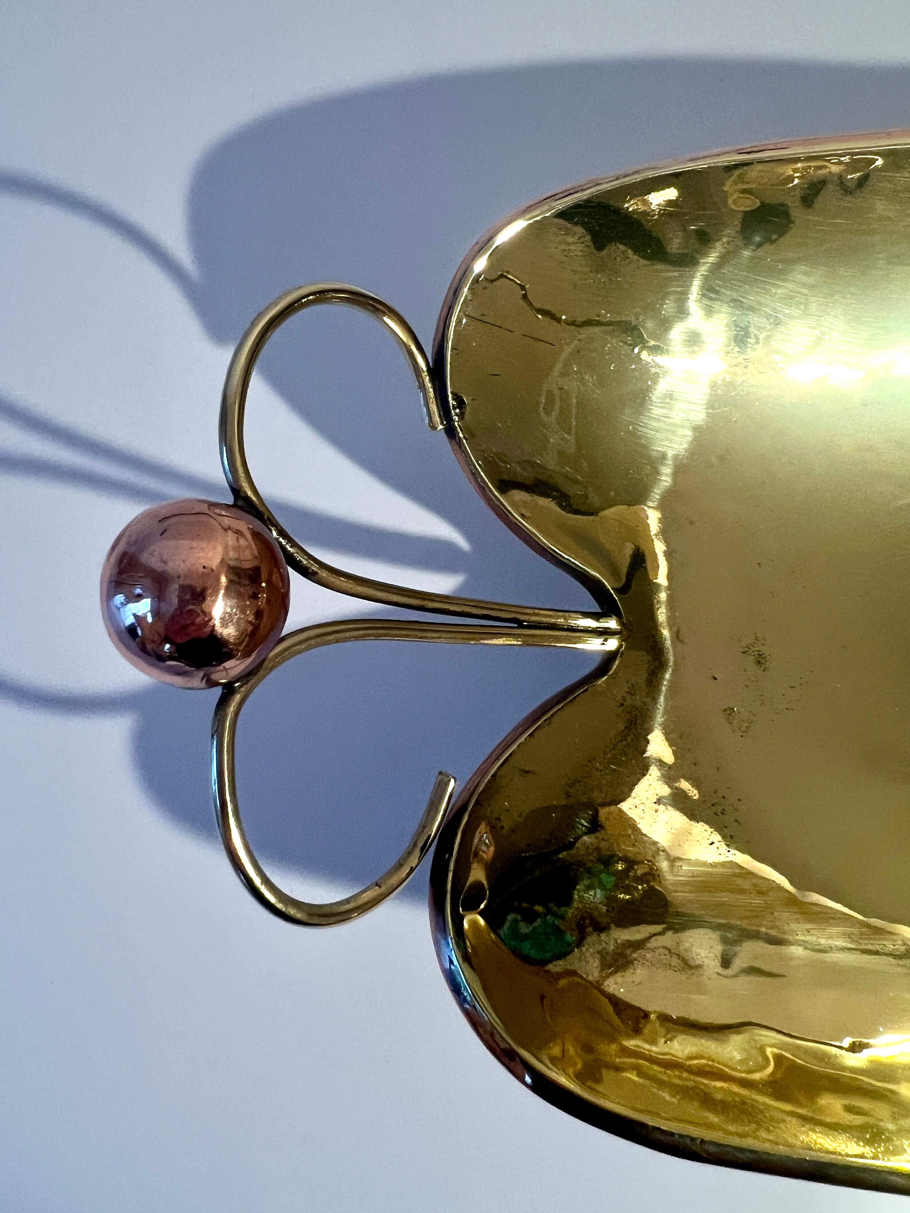 Cuenco Mexicano de Latón con Asas de Esfera de Cobre Moderno de mediados de siglo en venta
