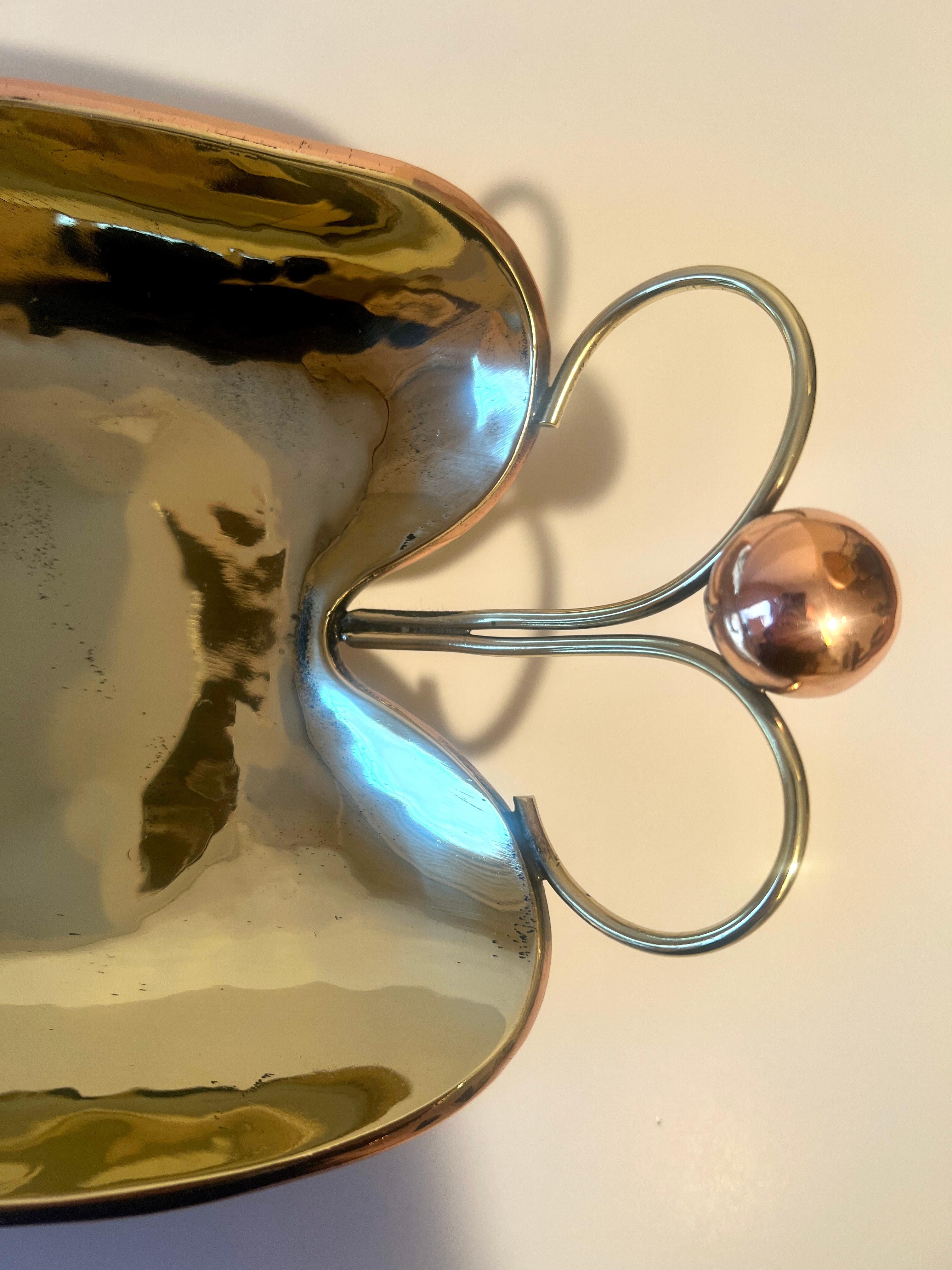 Cuenco Mexicano de Latón con Asas de Esfera de Cobre Hecho a mano en venta