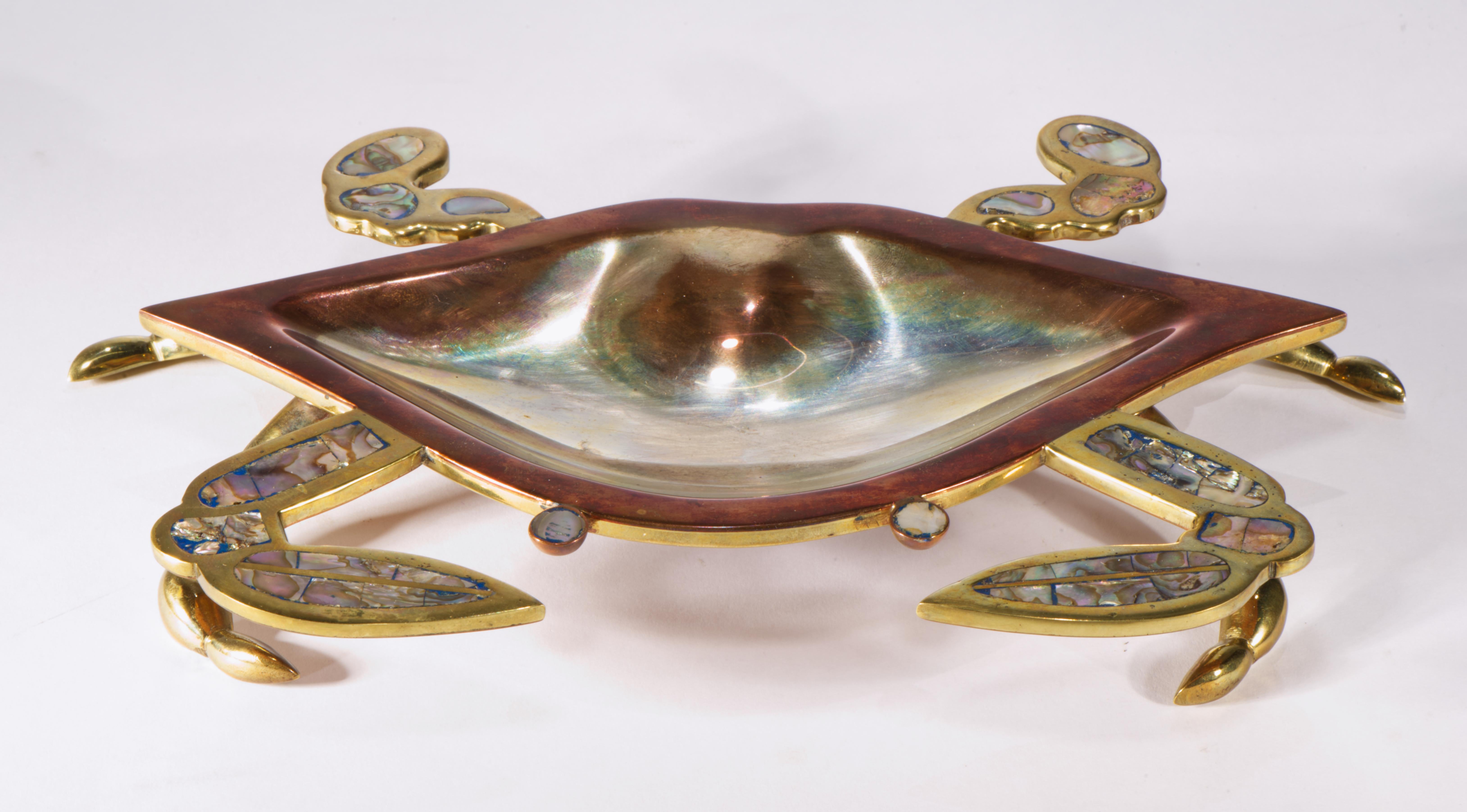 Das von mexikanischen Silberschmieden hergestellte Tablett mit Fuß aus gemischtem Metall zeigt eine modernistische abstrakte Krabbenform mit Kreppbeinen, die als Füße des Tabletts dienen. Das Stück ist mit einem grafischen Muster aus