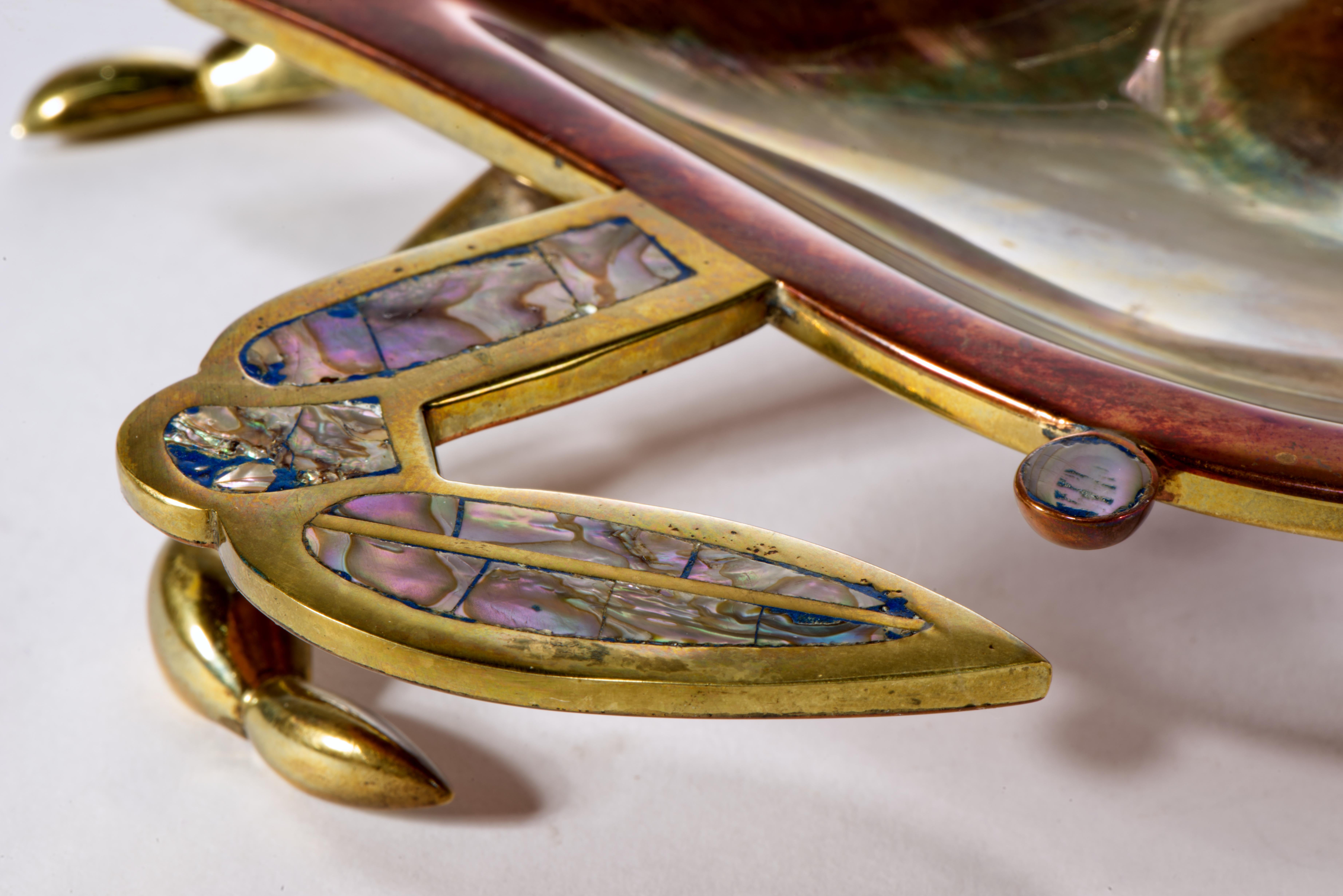 Mexikanische Messing Kupfer Abalone Shell Crab Sculpture Tablett servieren Gericht, signiert (Handgefertigt) im Angebot